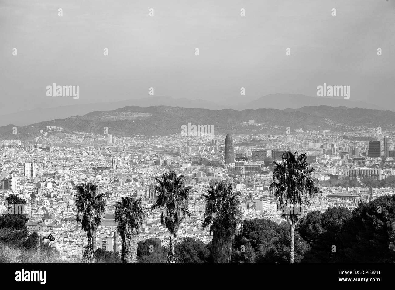 Barcelone, Espagne - 11 FÉVRIER 2022 : vue aérienne de la ville catalane de Barcelone depuis la colline de Montjuic. Banque D'Images