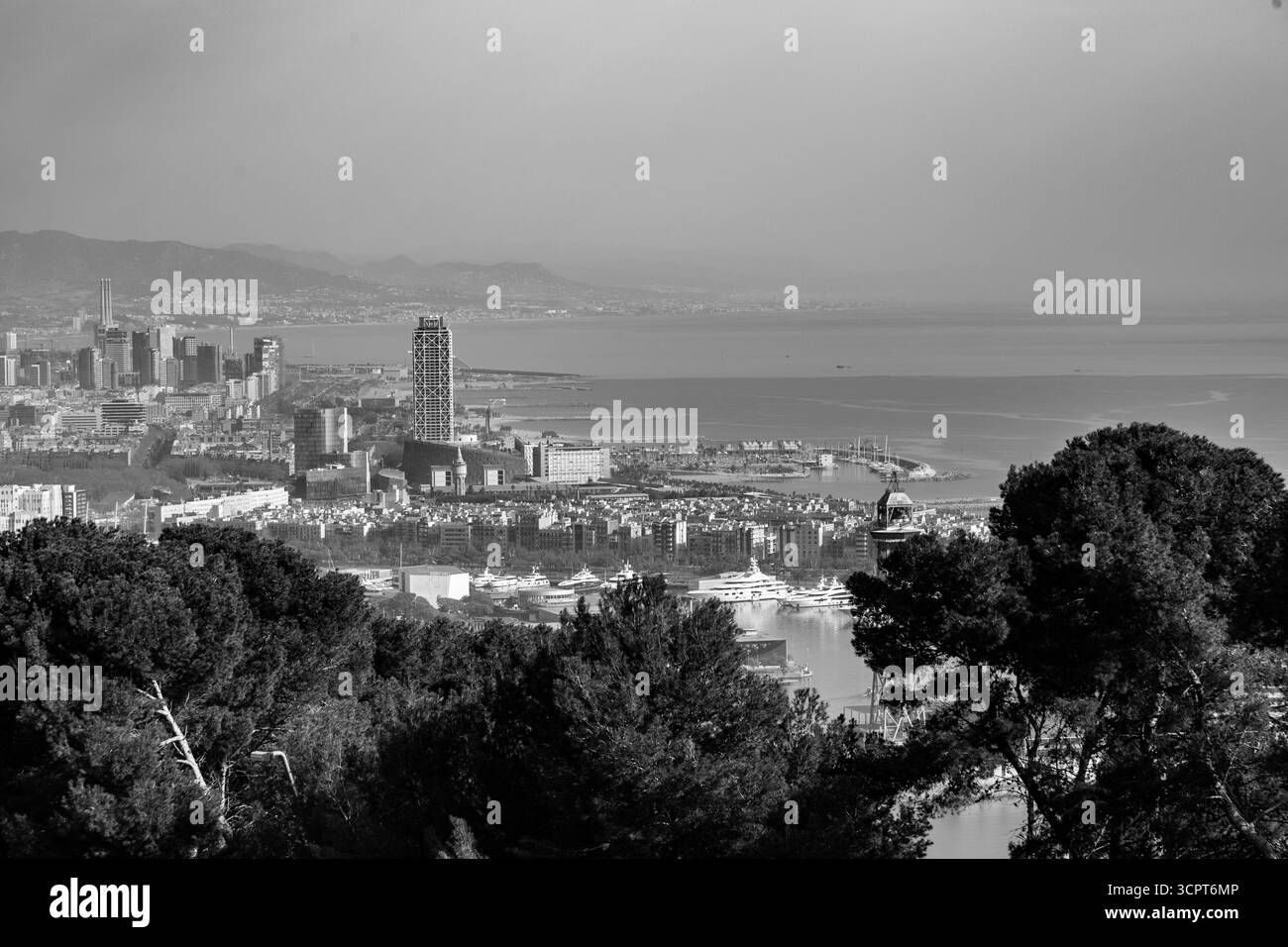 Barcelone, Espagne - 11 FÉVRIER 2022 : vue aérienne de la ville catalane de Barcelone depuis la colline de Montjuic. Banque D'Images