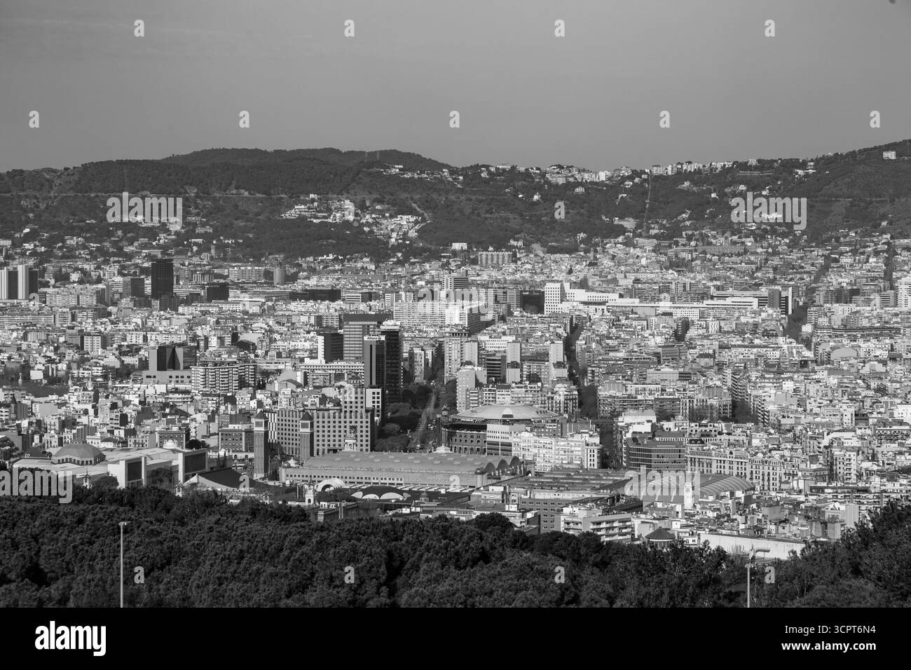 Barcelone, Espagne - 11 FÉVRIER 2022 : vue aérienne de la ville catalane de Barcelone depuis la colline de Montjuic. Banque D'Images