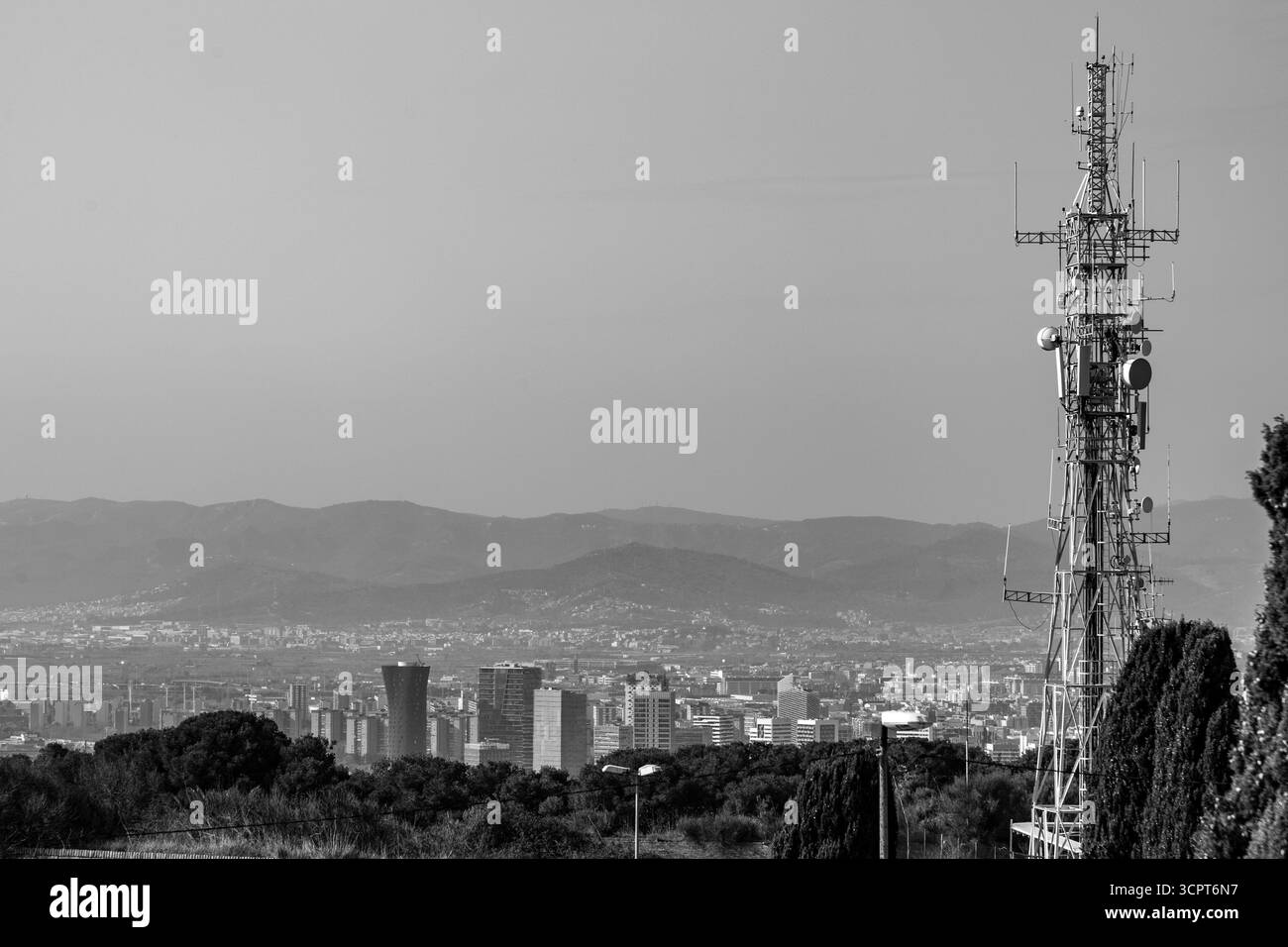 Barcelone, Espagne - 11 FÉVRIER 2022 : vue aérienne de la ville catalane de Barcelone depuis la colline de Montjuic. Banque D'Images