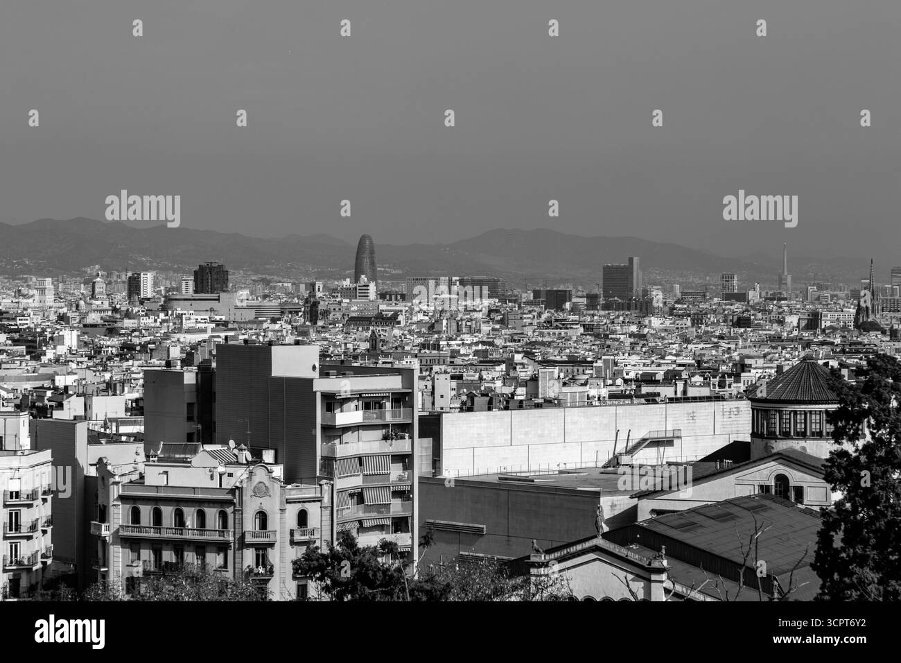 Barcelone, Espagne - 11 FÉVRIER 2022 : vue aérienne de la ville catalane de Barcelone depuis la colline de Montjuic. Banque D'Images
