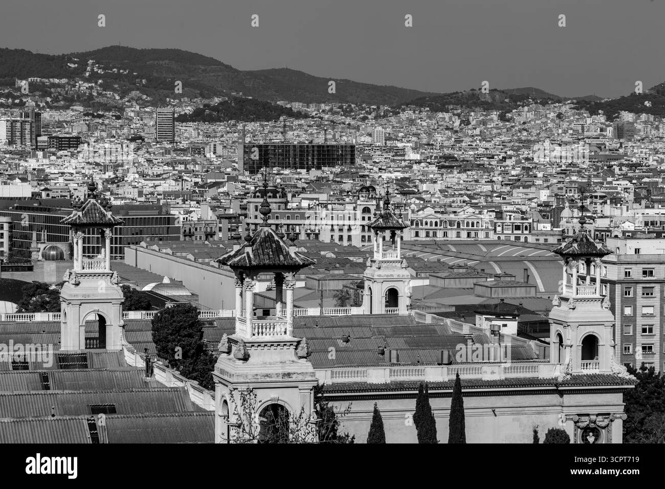 Barcelone, Espagne - 11 FÉVRIER 2022 : vue aérienne de la ville catalane de Barcelone depuis la colline de Montjuic. Banque D'Images