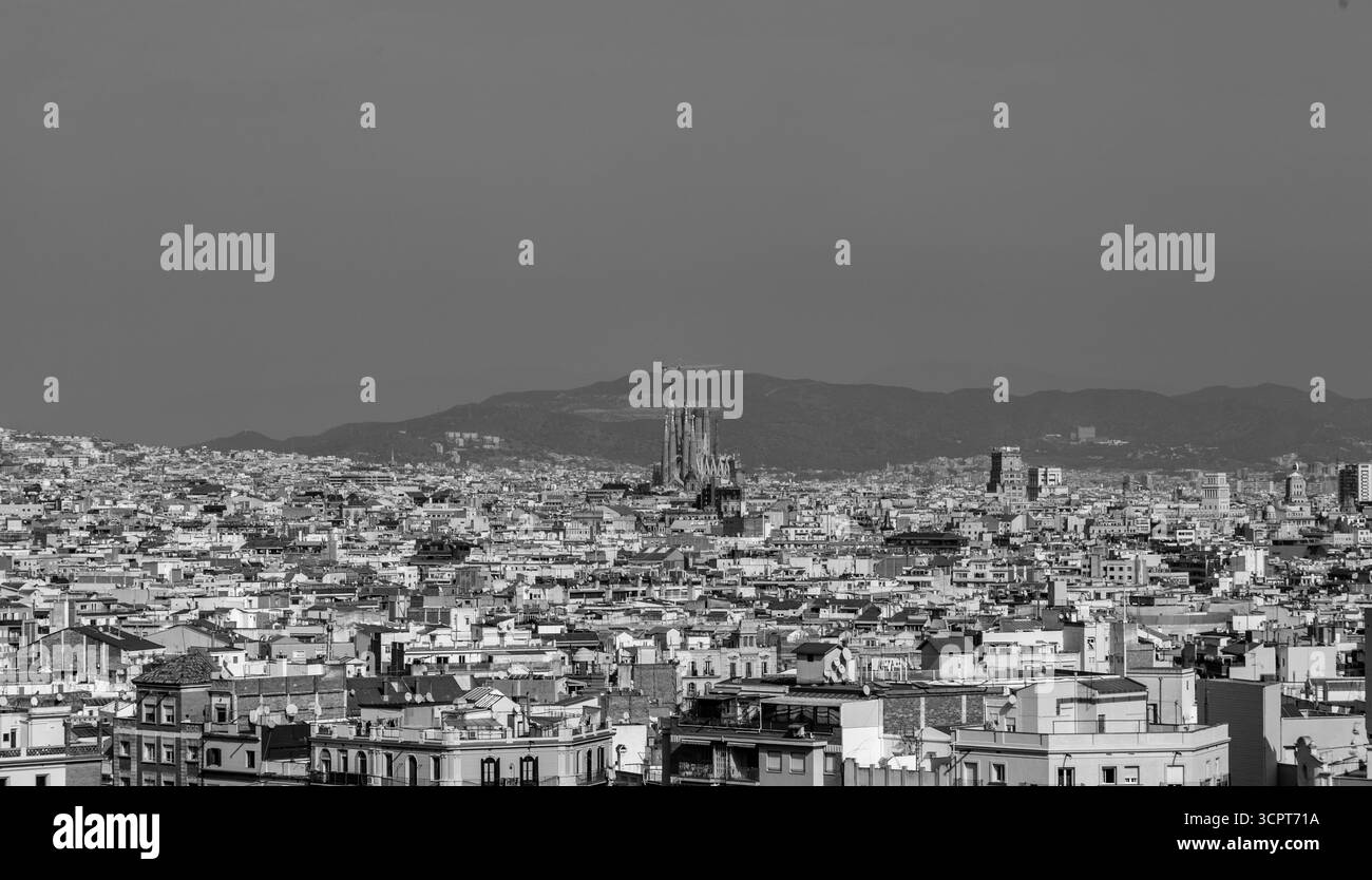 Barcelone, Espagne - 11 FÉVRIER 2022 : vue aérienne de la ville catalane de Barcelone depuis la colline de Montjuic. Banque D'Images