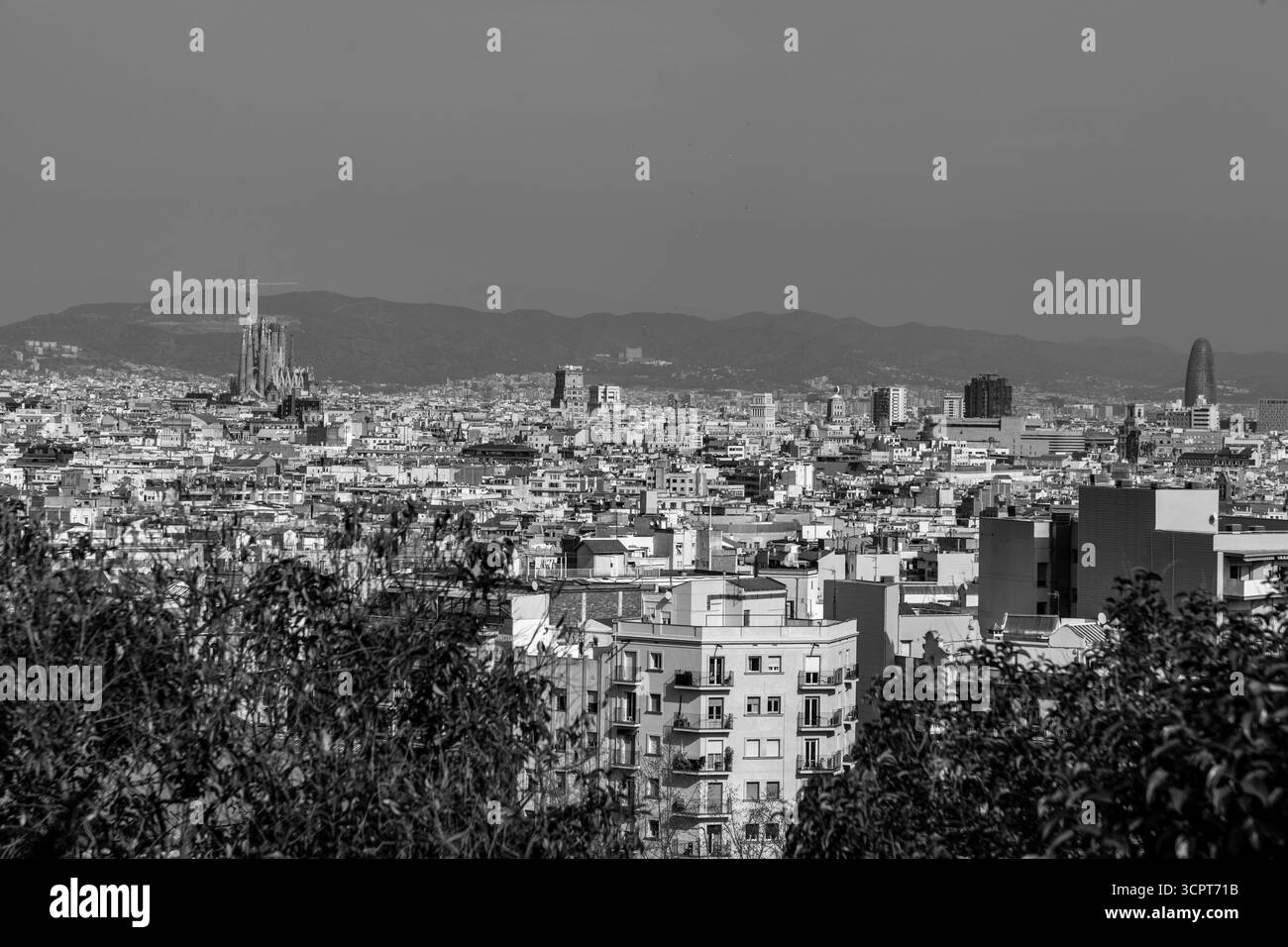 Barcelone, Espagne - 11 FÉVRIER 2022 : vue aérienne de la ville catalane de Barcelone depuis la colline de Montjuic. Banque D'Images