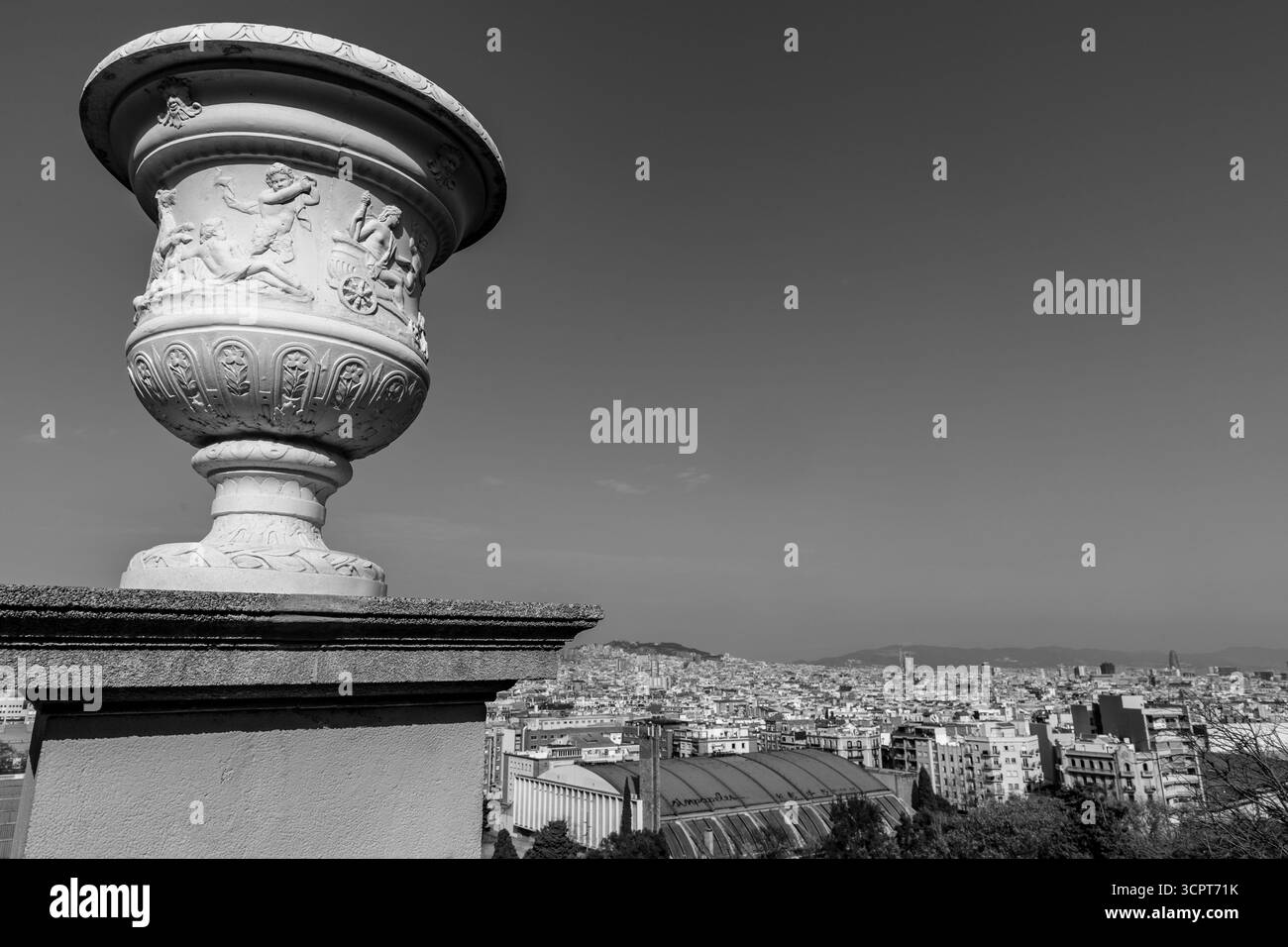 Barcelone, Espagne - 11 FÉVRIER 2022 : vue aérienne de la ville catalane de Barcelone depuis la colline de Montjuic. Banque D'Images