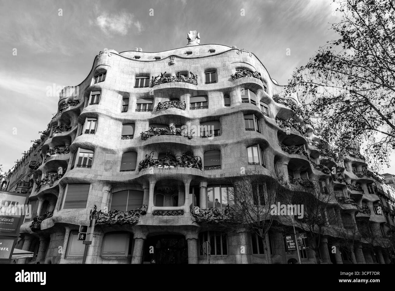 Barcelone, Espagne - 11 FÉVRIER 2022 : Casa Mila, ou la Pedrera est un bâtiment moderniste à Barcelone. La dernière résidence privée conçue par Antoni Gaudí, Banque D'Images