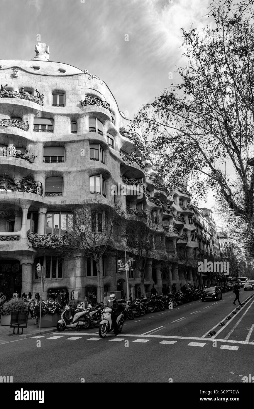 Barcelone, Espagne - 11 FÉVRIER 2022 : Casa Mila, ou la Pedrera est un bâtiment moderniste à Barcelone. La dernière résidence privée conçue par Antoni Gaudí, Banque D'Images