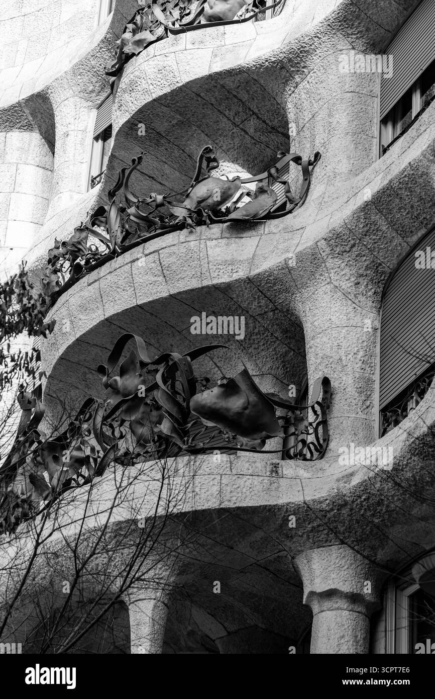 Barcelone, Espagne - 11 FÉVRIER 2022 : Casa Mila, ou la Pedrera est un bâtiment moderniste à Barcelone. La dernière résidence privée conçue par Antoni Gaudí, Banque D'Images