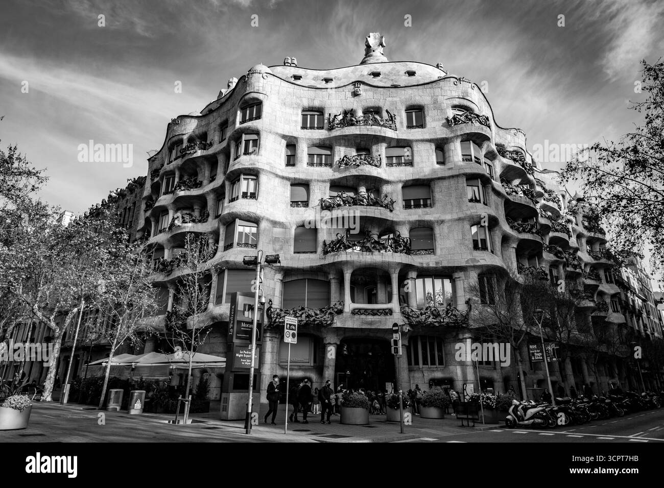 Barcelone, Espagne - 11 FÉVRIER 2022 : Casa Mila, ou la Pedrera est un bâtiment moderniste à Barcelone. La dernière résidence privée conçue par Antoni Gaudí, Banque D'Images