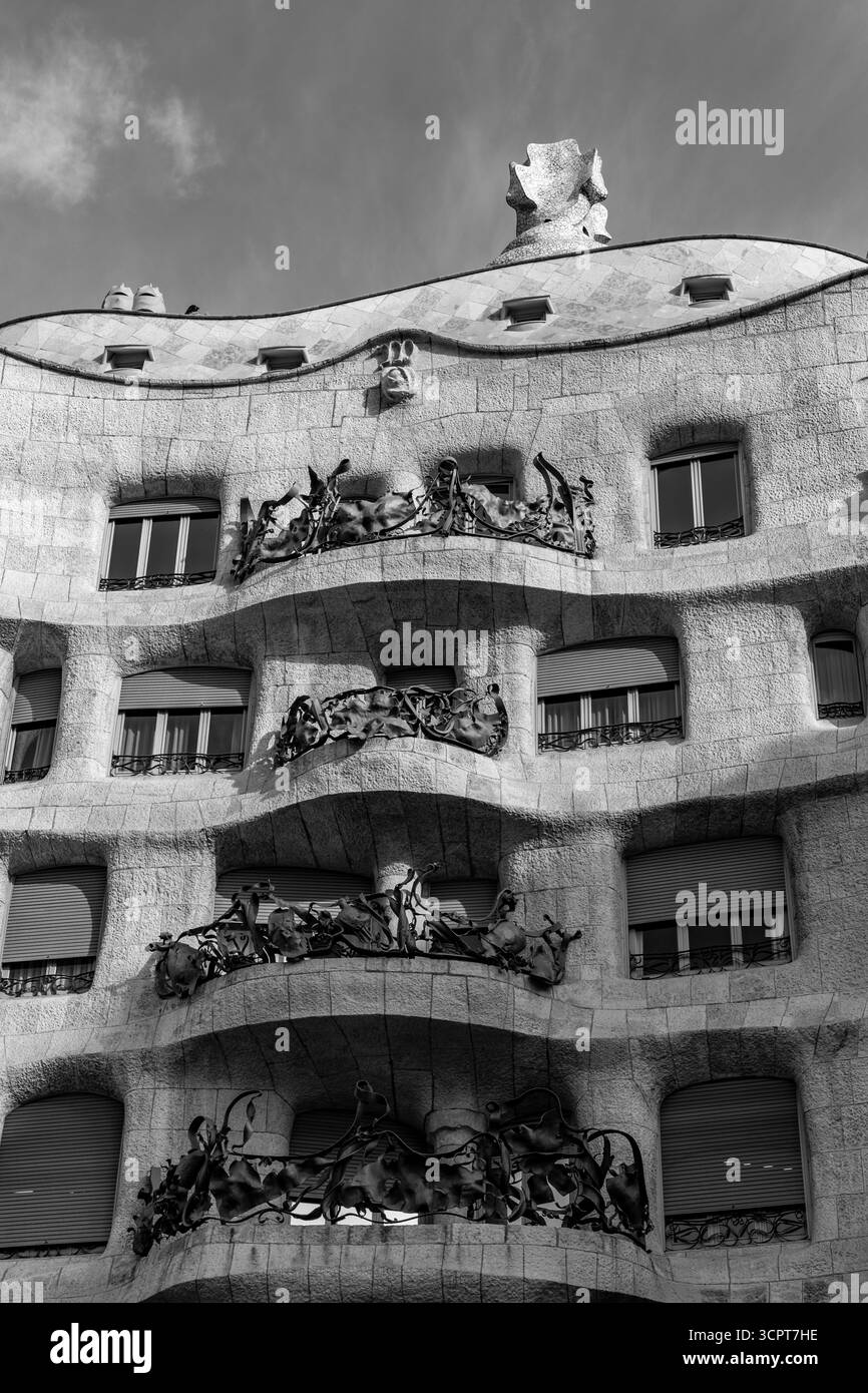 Barcelone, Espagne - 11 FÉVRIER 2022 : Casa Mila, ou la Pedrera est un bâtiment moderniste à Barcelone. La dernière résidence privée conçue par Antoni Gaudí, Banque D'Images