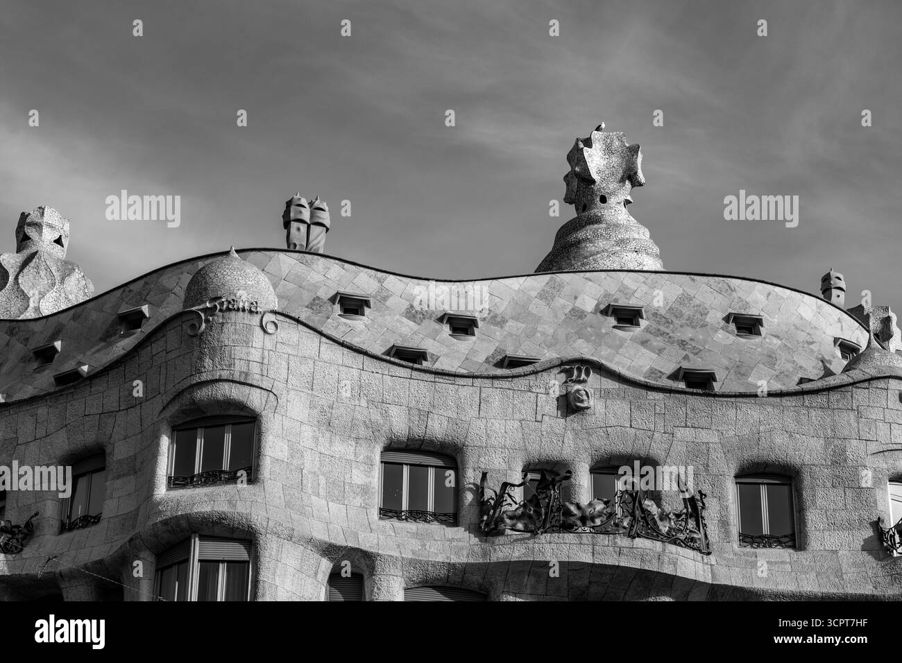 Barcelone, Espagne - 11 FÉVRIER 2022 : Casa Mila, ou la Pedrera est un bâtiment moderniste à Barcelone. La dernière résidence privée conçue par Antoni Gaudí, Banque D'Images