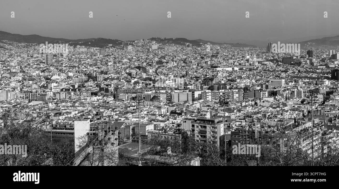 Barcelone, Espagne - 11 FÉVRIER 2022 : vue aérienne de la ville catalane de Barcelone depuis la colline de Montjuic. Banque D'Images