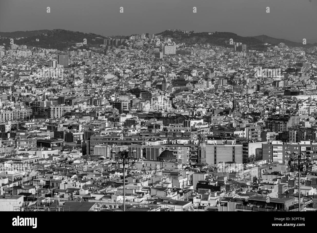 Barcelone, Espagne - 11 FÉVRIER 2022 : vue aérienne de la ville catalane de Barcelone depuis la colline de Montjuic. Banque D'Images