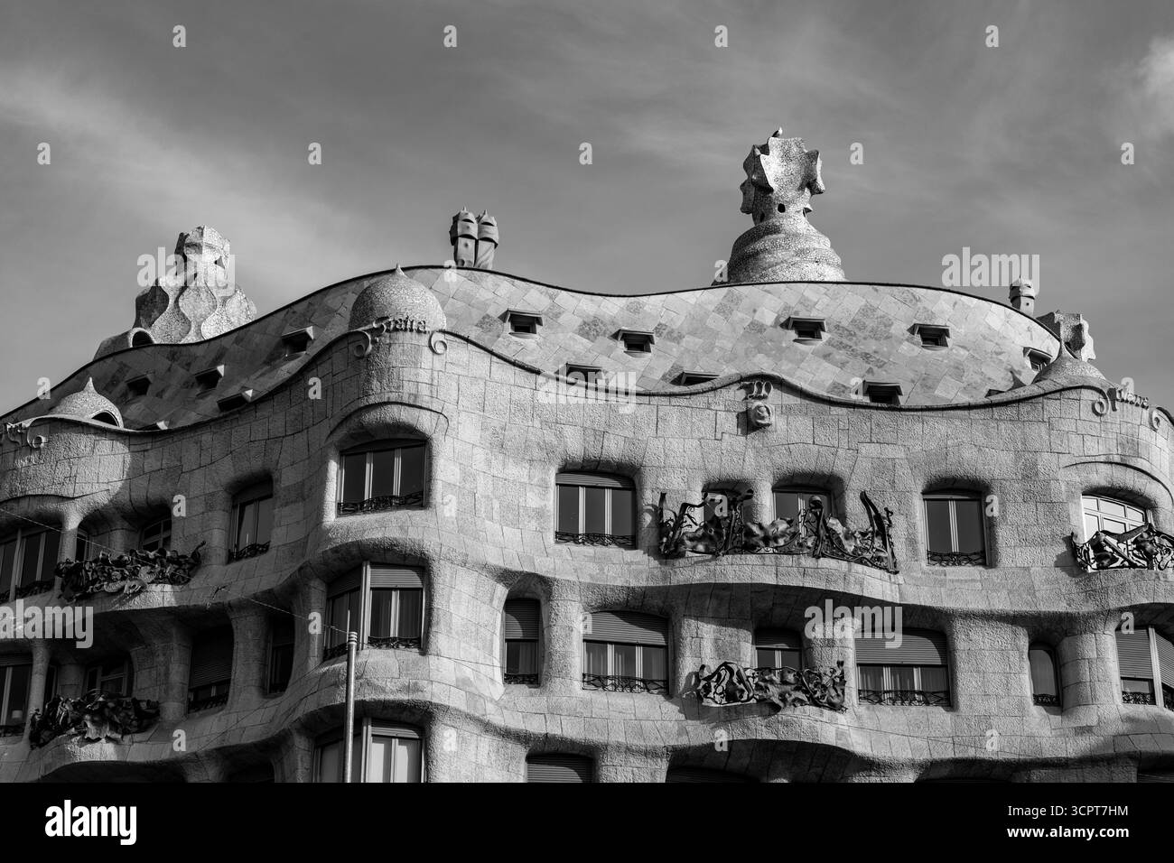 Barcelone, Espagne - 11 FÉVRIER 2022 : Casa Mila, ou la Pedrera est un bâtiment moderniste à Barcelone. La dernière résidence privée conçue par Antoni Gaudí, Banque D'Images