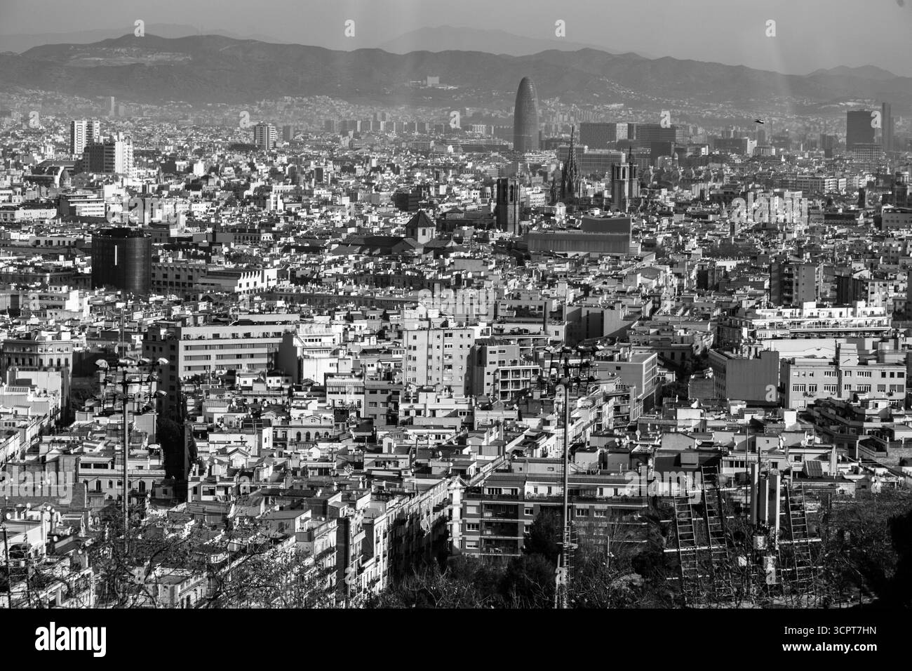 Barcelone, Espagne - 11 FÉVRIER 2022 : vue aérienne de la ville catalane de Barcelone depuis la colline de Montjuic. Banque D'Images