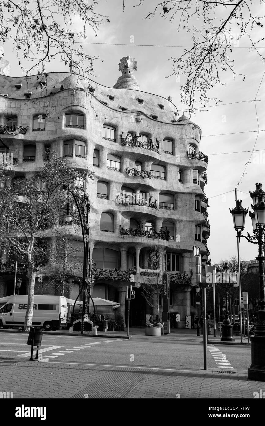 Barcelone, Espagne - 11 FÉVRIER 2022 : Casa Mila, ou la Pedrera est un bâtiment moderniste à Barcelone. La dernière résidence privée conçue par Antoni Gaudí, Banque D'Images