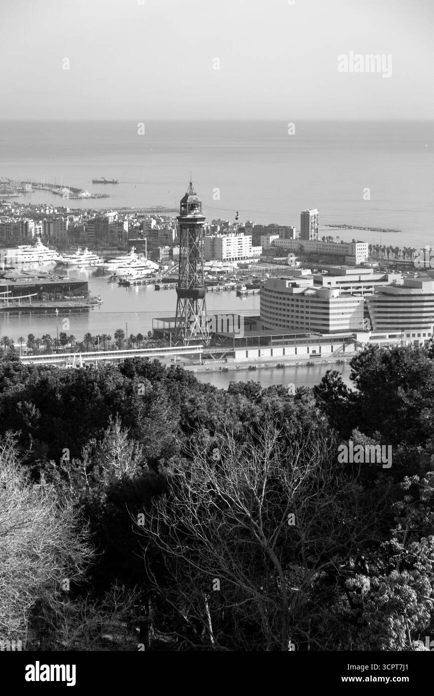 Barcelone, Espagne - 11 FÉVRIER 2022 : vue aérienne de la ville catalane de Barcelone depuis la colline de Montjuic. Banque D'Images