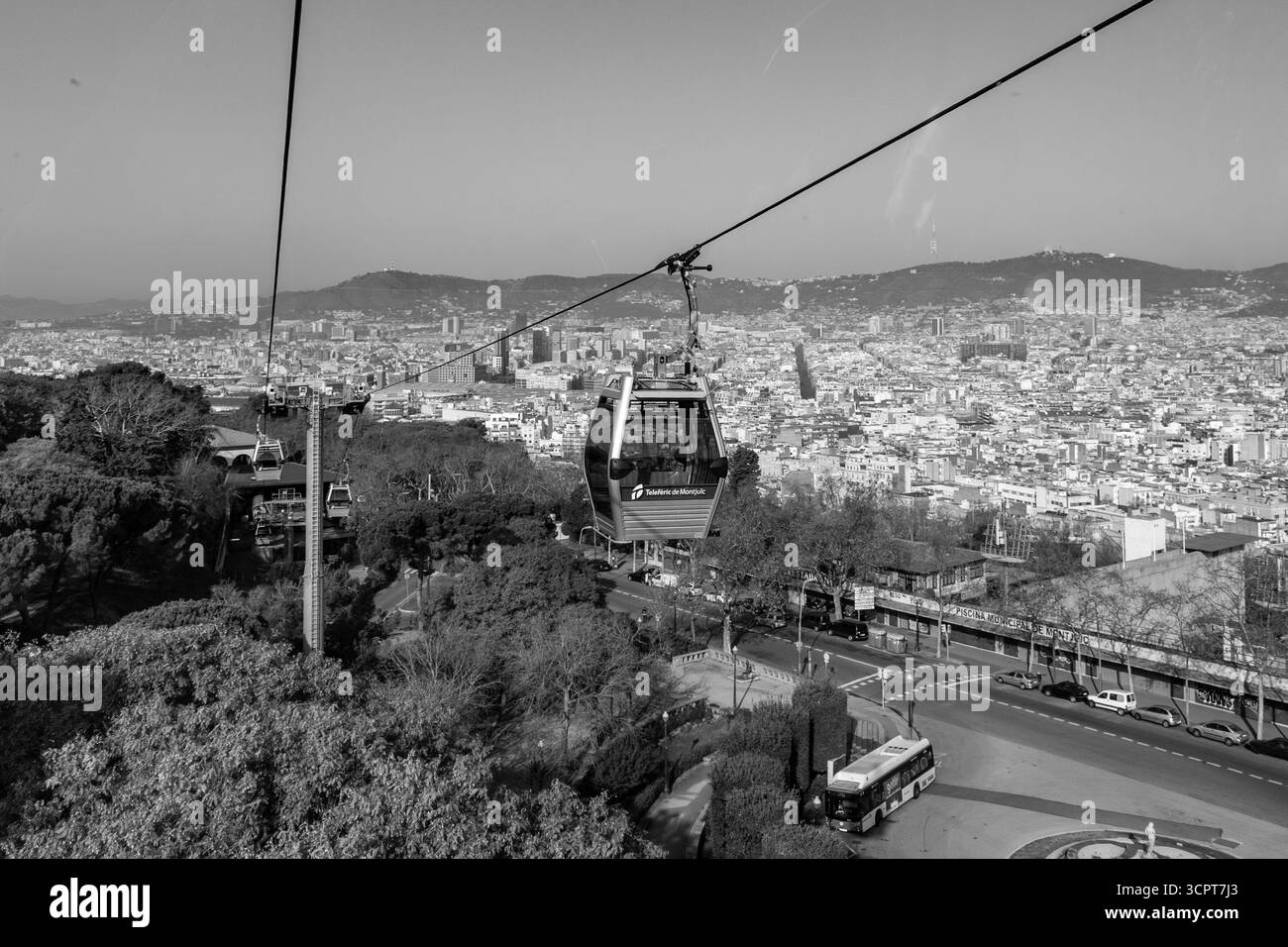 Barcelone, Espagne - 11 FÉVRIER 2022 : téléphérique transportant des visiteurs vers et depuis le site historique de Barcelone, le château de Montjuic, situé au sommet du Banque D'Images