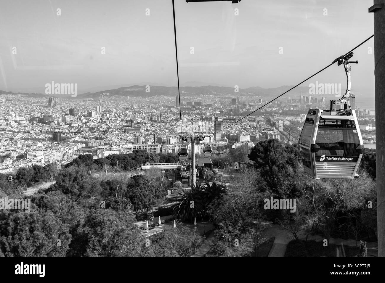 Barcelone, Espagne - 11 FÉVRIER 2022 : téléphérique transportant des visiteurs vers et depuis le site historique de Barcelone, le château de Montjuic, situé au sommet du Banque D'Images