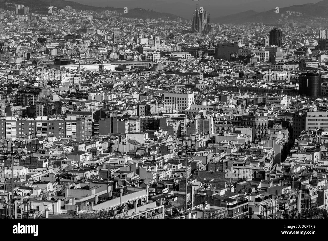 Barcelone, Espagne - 11 FÉVRIER 2022 : vue aérienne de la ville catalane de Barcelone depuis la colline de Montjuic. Banque D'Images