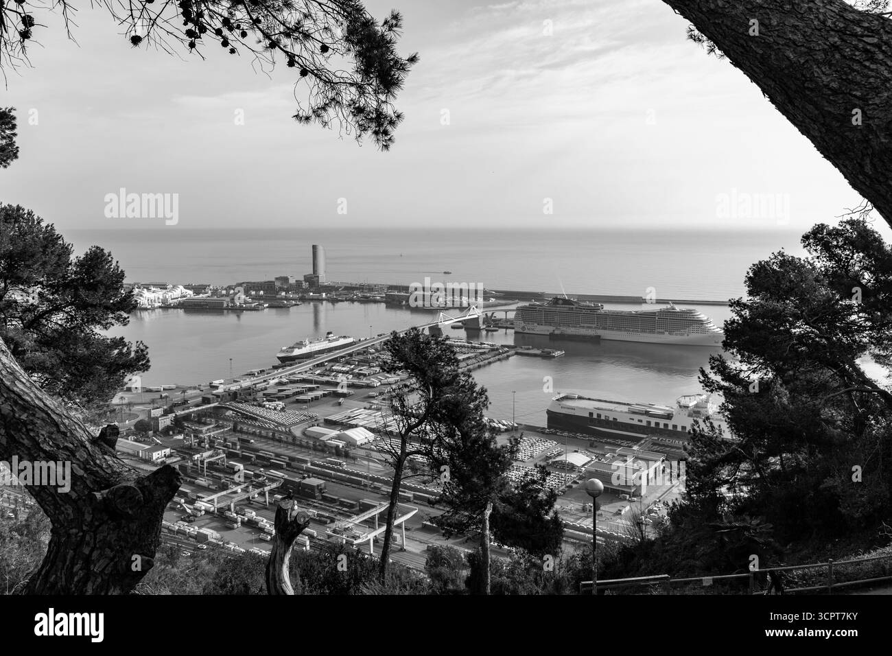 Barcelone, Espagne - 11 FÉVRIER 2022 : le port de Barcelone a une histoire de 2000 ans et une grande importance commerciale contemporaine comme l'un des principaux p Banque D'Images