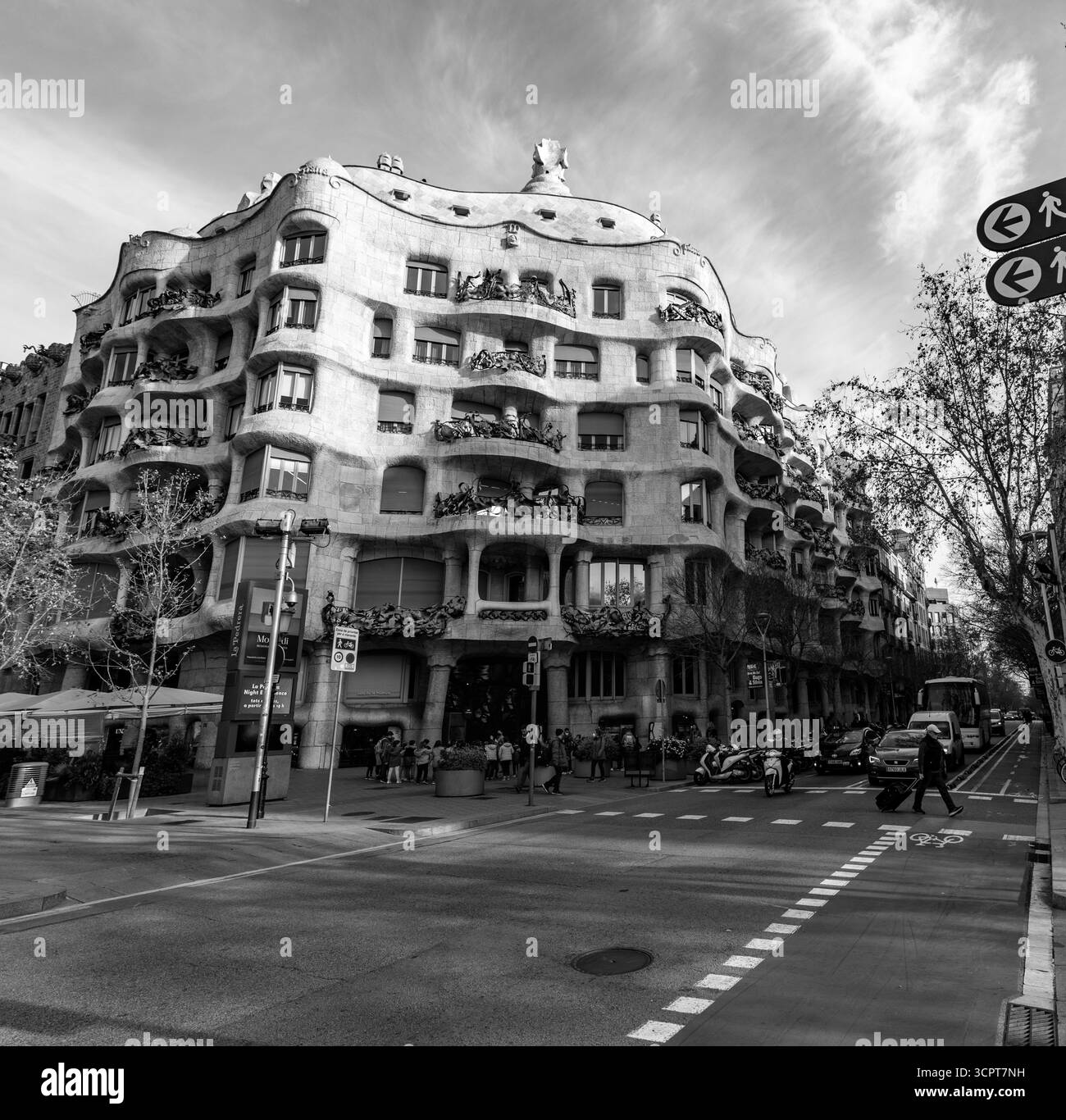 Barcelone, Espagne - 11 FÉVRIER 2022 : Casa Mila, ou la Pedrera est un bâtiment moderniste à Barcelone. La dernière résidence privée conçue par Antoni Gaudí, Banque D'Images
