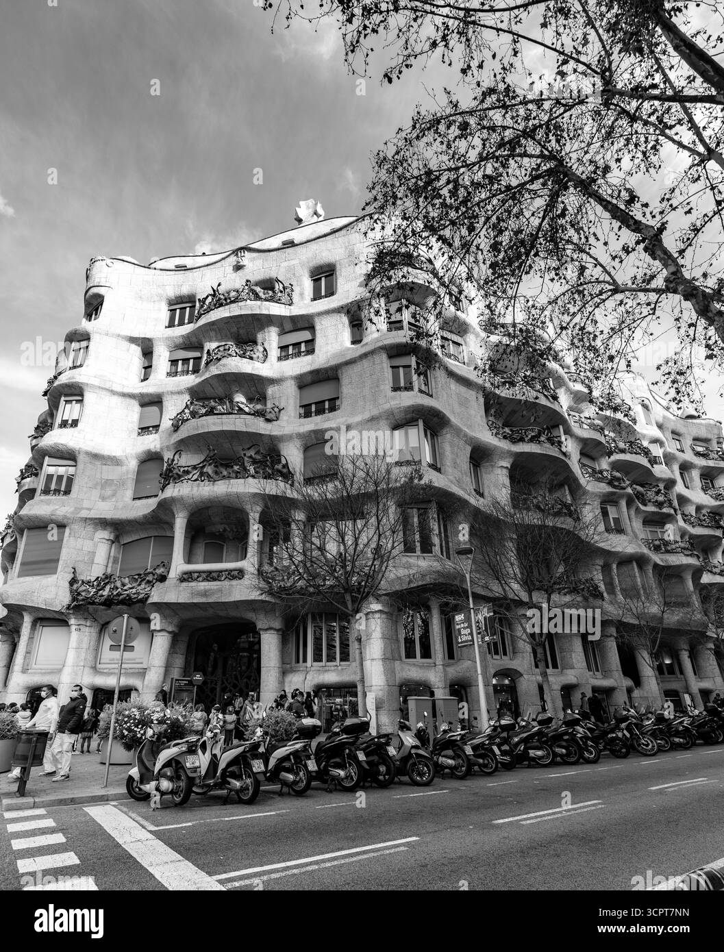 Barcelone, Espagne - 11 FÉVRIER 2022 : Casa Mila, ou la Pedrera est un bâtiment moderniste à Barcelone. La dernière résidence privée conçue par Antoni Gaudí, Banque D'Images