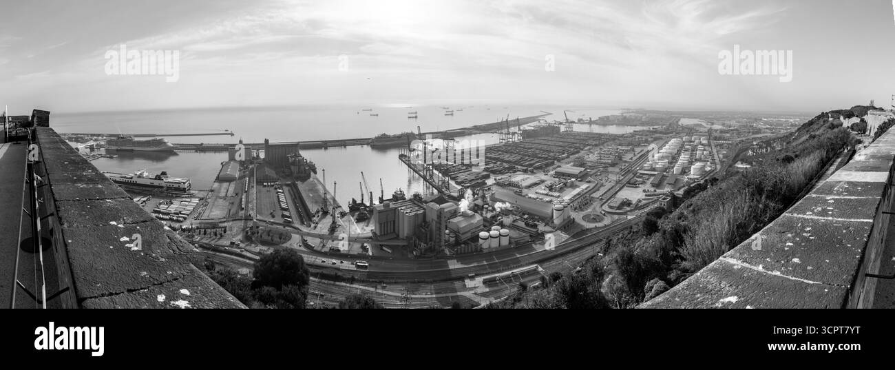Barcelone, Espagne - 11 FÉVRIER 2022 : le port de Barcelone a une histoire de 2000 ans et une grande importance commerciale contemporaine comme l'un des principaux p Banque D'Images