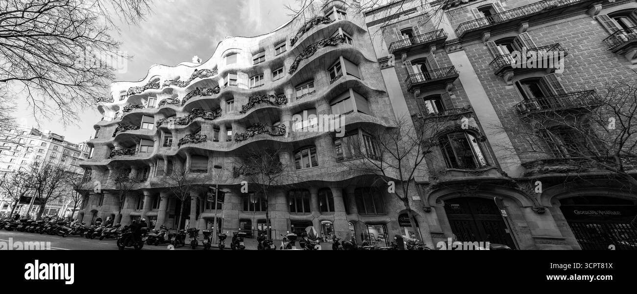 Barcelone, Espagne - 11 FÉVRIER 2022 : Casa Mila, ou la Pedrera est un bâtiment moderniste à Barcelone. La dernière résidence privée conçue par Antoni Gaudí, Banque D'Images