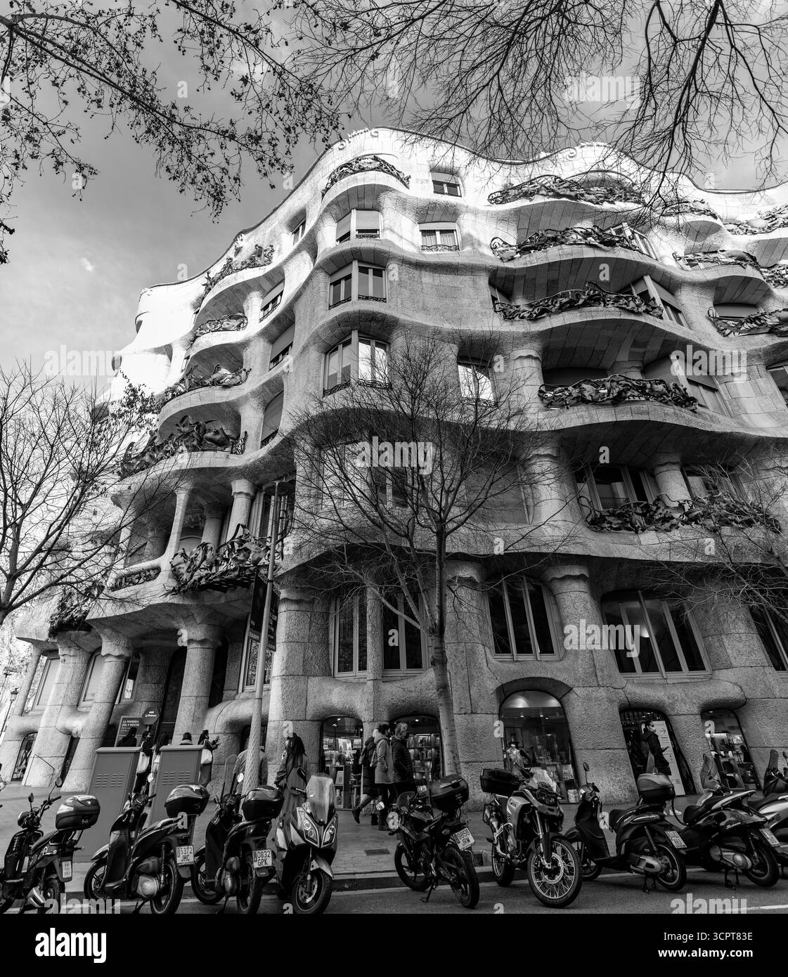 Barcelone, Espagne - 11 FÉVRIER 2022 : Casa Mila, ou la Pedrera est un bâtiment moderniste à Barcelone. La dernière résidence privée conçue par Antoni Gaudí, Banque D'Images