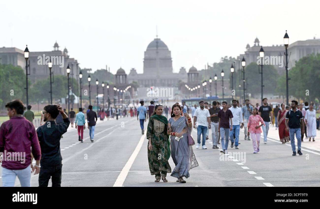 NEW DELHI, INDE - 20 SEPTEMBRE : visiteurs à India Gate pendant une chaude journée, le 20 septembre 2025 à New Delhi, Inde. (Photo de Arvind Yadav/Hindustan Times/Sipa USA ) crédit : Sipa USA/Alamy Live News Banque D'Images