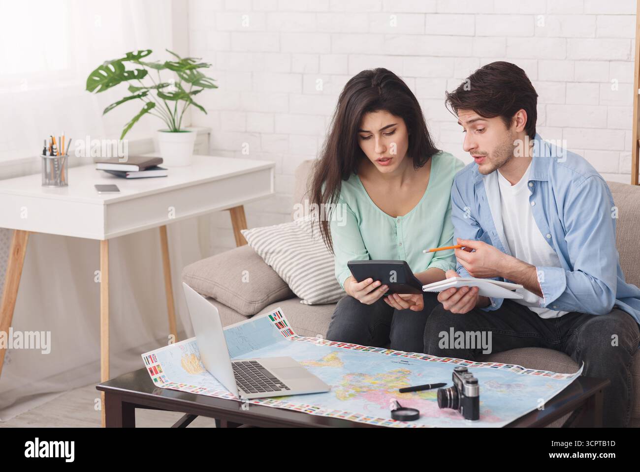 Compter quelques finances pour vacances, voyage de planification Banque D'Images