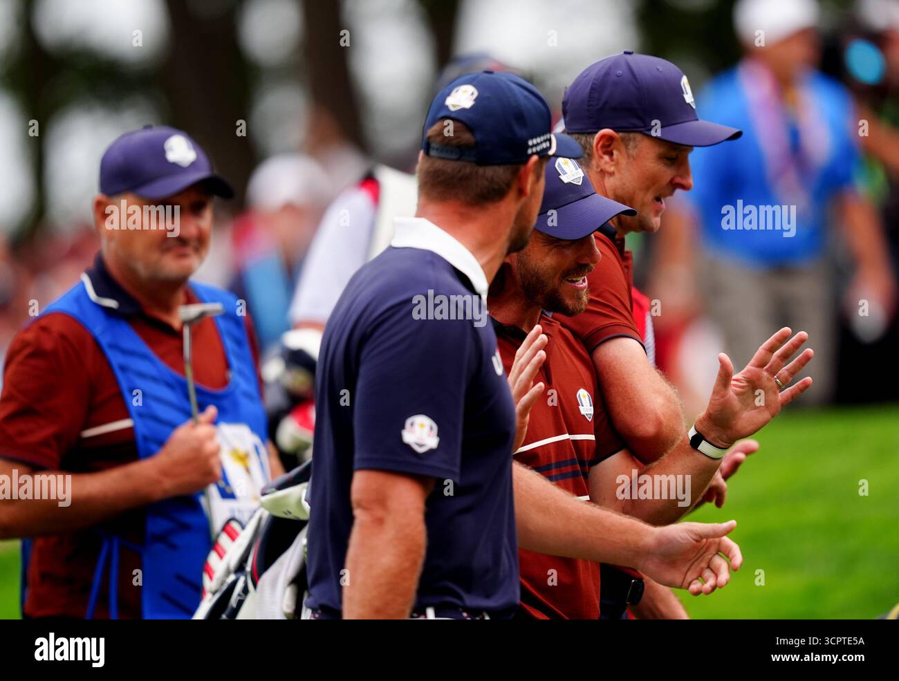 Bryson DeChambeau de Team United States s'entretient avec Tommy Fleetwood de Team Europe lors des matchs de fourball de l'après-midi le deuxième jour de la Ryder Cup au Bethpage Black course, Farmingdale, New York. Date de la photo : samedi 27 septembre 2025. Banque D'Images
