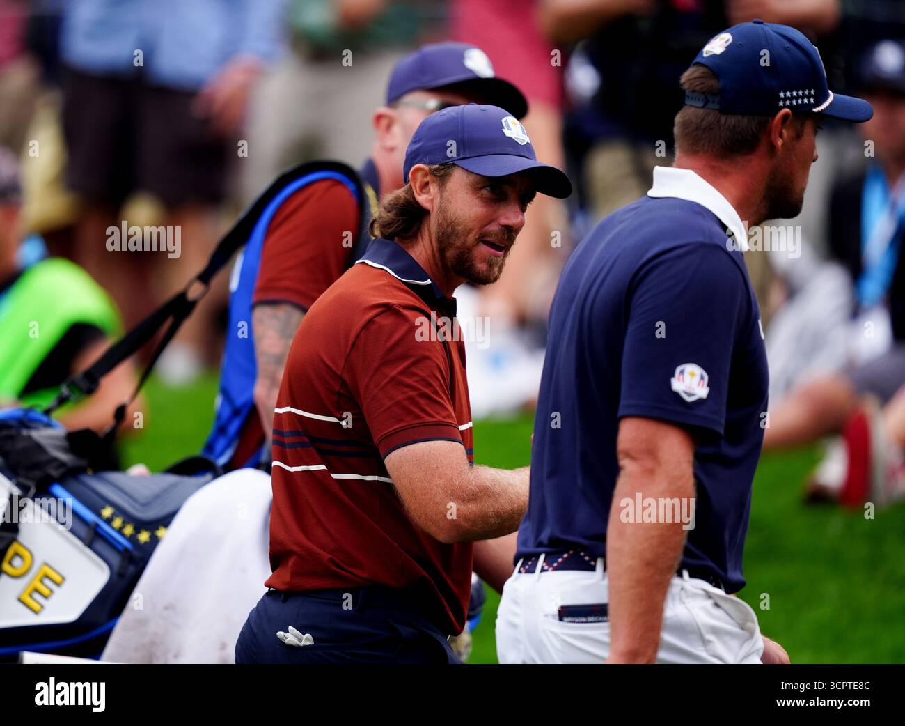 Bryson DeChambeau de Team United States s'entretient avec Tommy Fleetwood de Team Europe lors des matchs de fourball de l'après-midi le deuxième jour de la Ryder Cup au Bethpage Black course, Farmingdale, New York. Date de la photo : samedi 27 septembre 2025. Banque D'Images