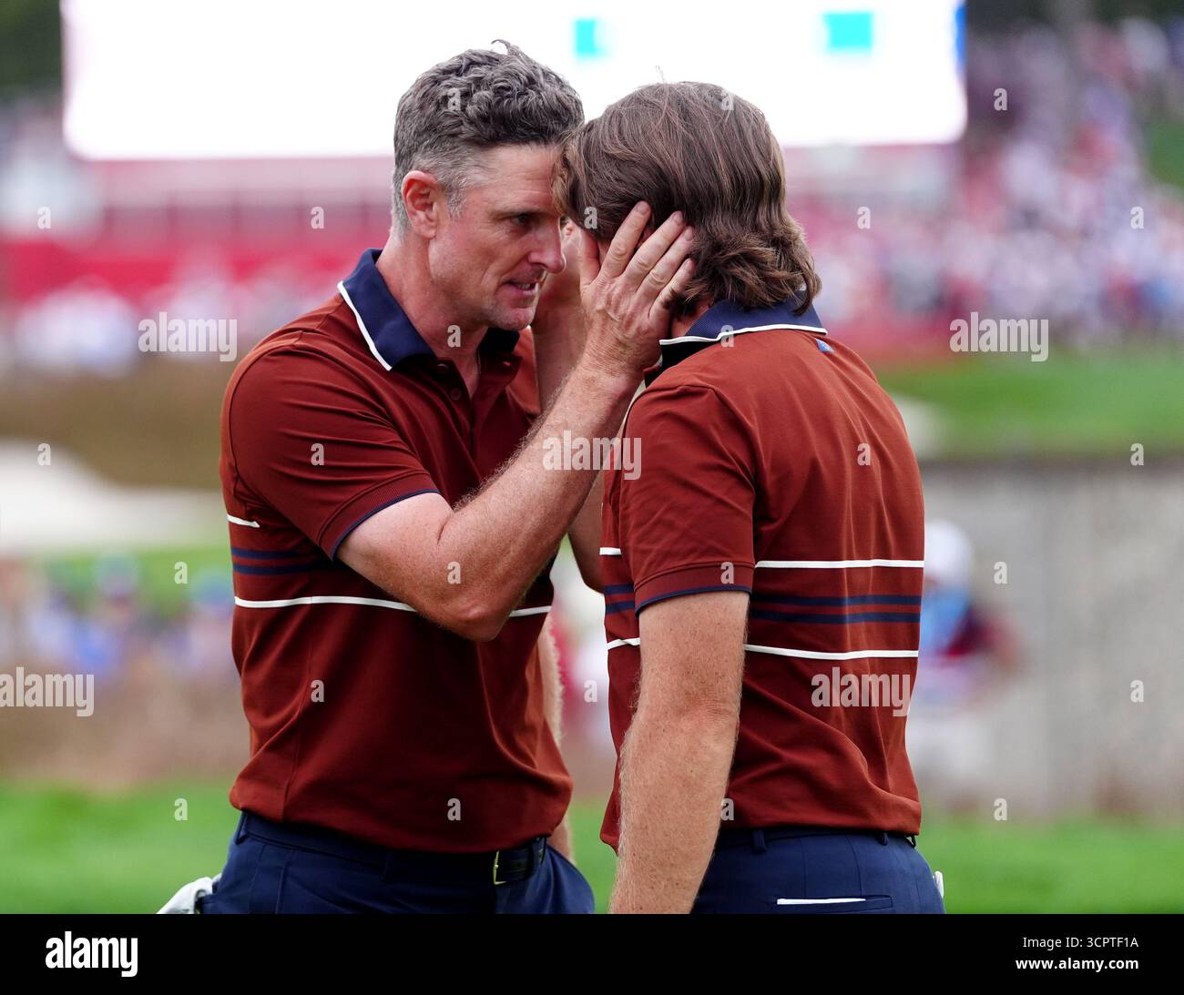 Tommy Fleetwood et Justin Rose de Team Europe après leur victoire sur Scottie Scheffler et Bryson DeChambeau de Team United States après leurs matchs de fourball de l’après-midi le deuxième jour de la Ryder Cup au Bethpage Black course, Farmingdale, New York. Date de la photo : samedi 27 septembre 2025. Banque D'Images