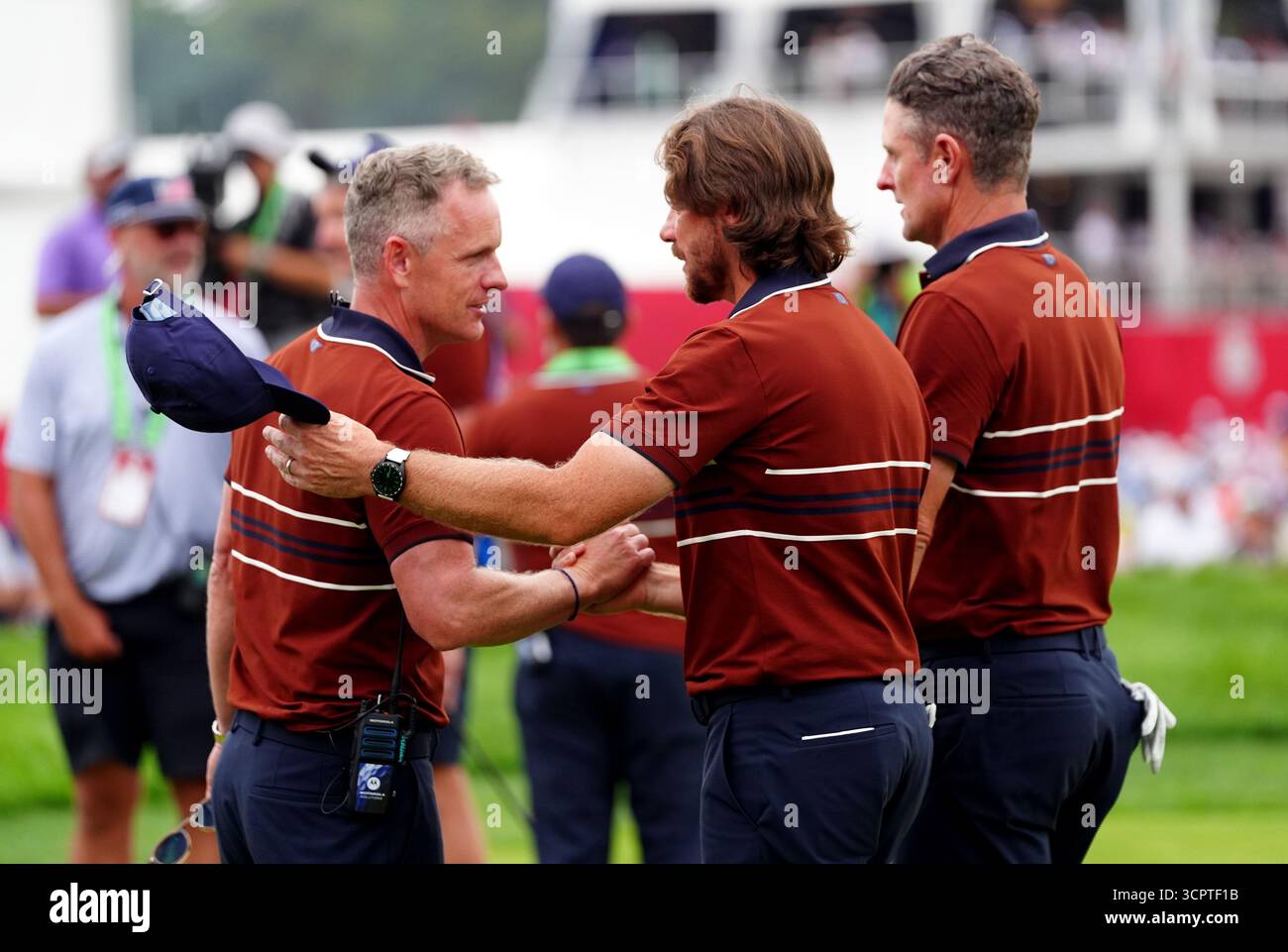 Le capitaine Luke Donald de l’équipe Europe avec Tommy Fleetwood et Justin Rose lors des matchs de fourball de l’après-midi le deuxième jour de la Ryder Cup au Bethpage Black course, Farmingdale, New York. Date de la photo : samedi 27 septembre 2025. Banque D'Images