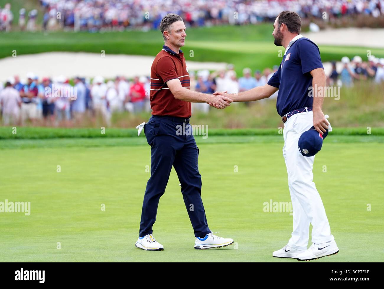 Justin Rose de Team Europe avec Scottie Scheffler de Team United States lors des matchs de fourball de l'après-midi le deuxième jour de la Ryder Cup au Bethpage Black course, Farmingdale, New York. Date de la photo : samedi 27 septembre 2025. Banque D'Images