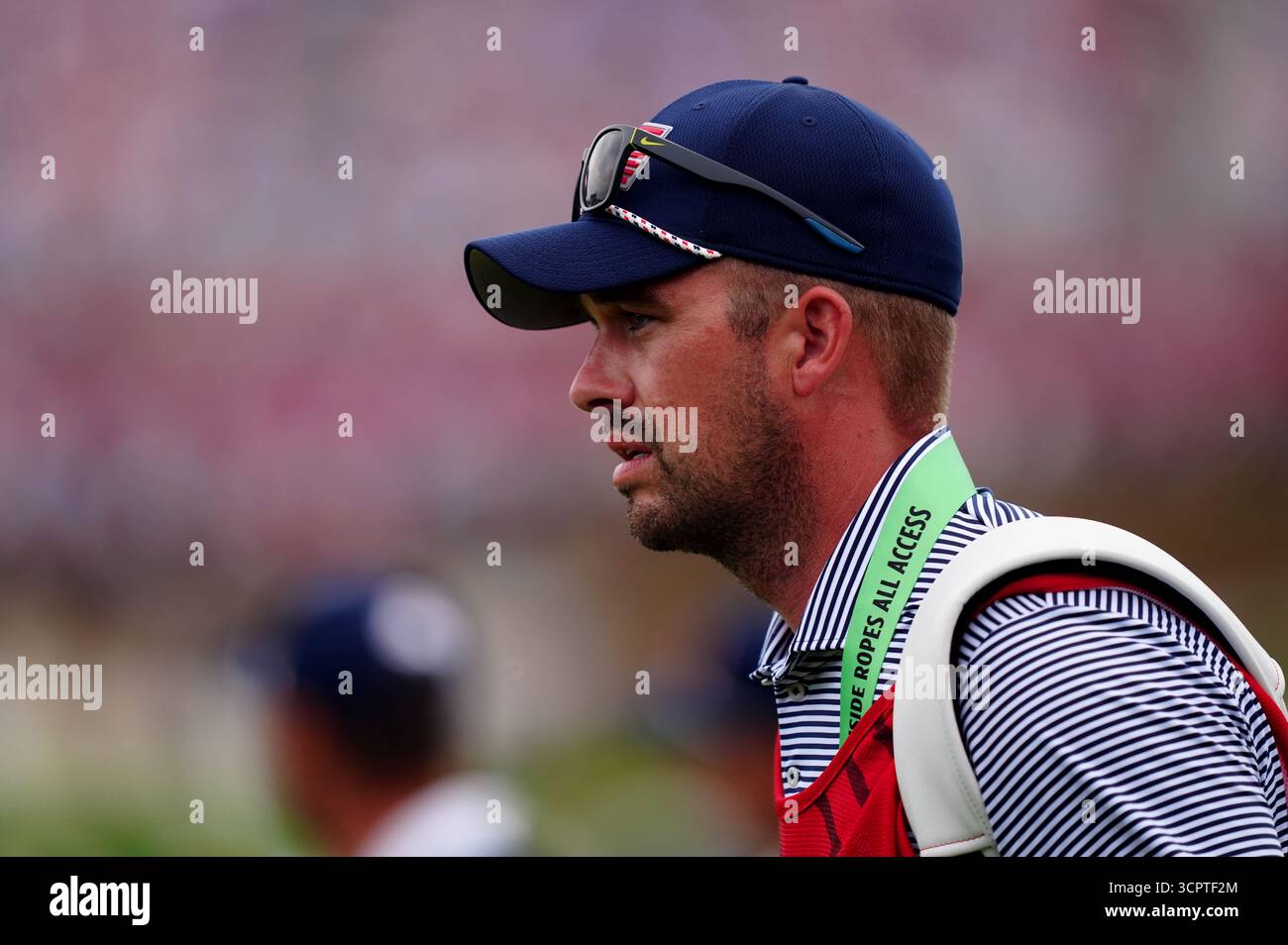 Greg Bodine, caddie de Bryson DeChambeau lors des matchs de fourball de l'après-midi le deuxième jour de la Ryder Cup au Bethpage Black course, Farmingdale, New York. Date de la photo : samedi 27 septembre 2025. Banque D'Images