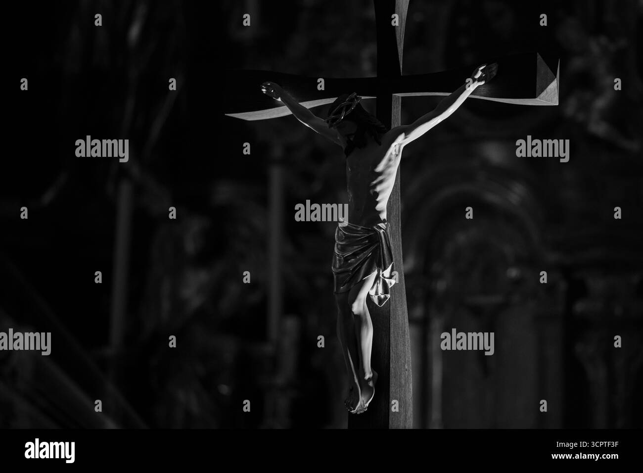 Jésus sur la Croix dans l'église de la Sainte Trinité à Trnava, Slovaquie. Banque D'Images Jésus sur la Croix dans l'église de la Sainte Trinité à Trnava, Slovaquie. Banque D'Images
