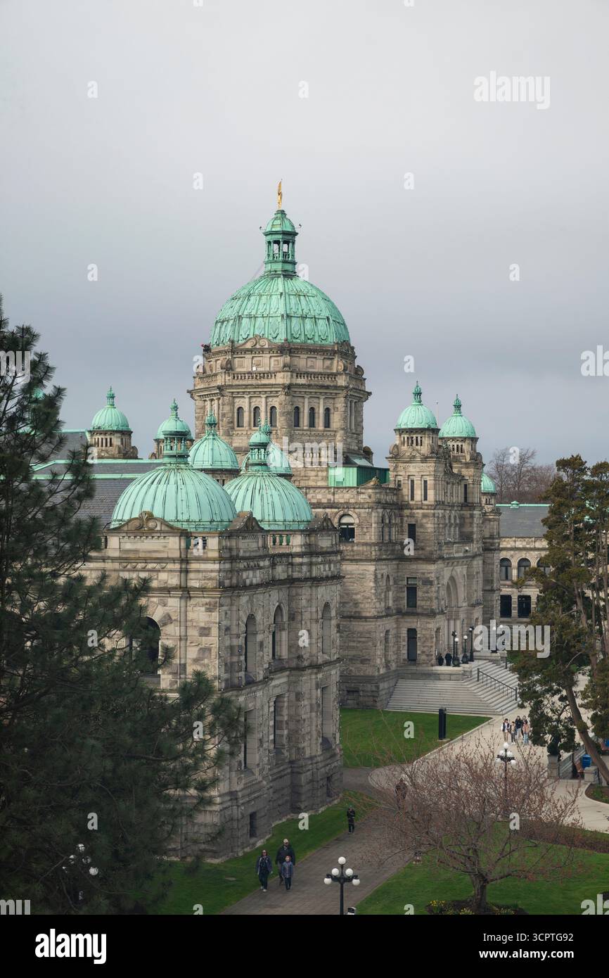 Vue surélevée de l'Assemblée législative de la Colombie-Britannique depuis le Royal BC Museum à Victoria, Colombie-Britannique, Canada. Banque D'Images