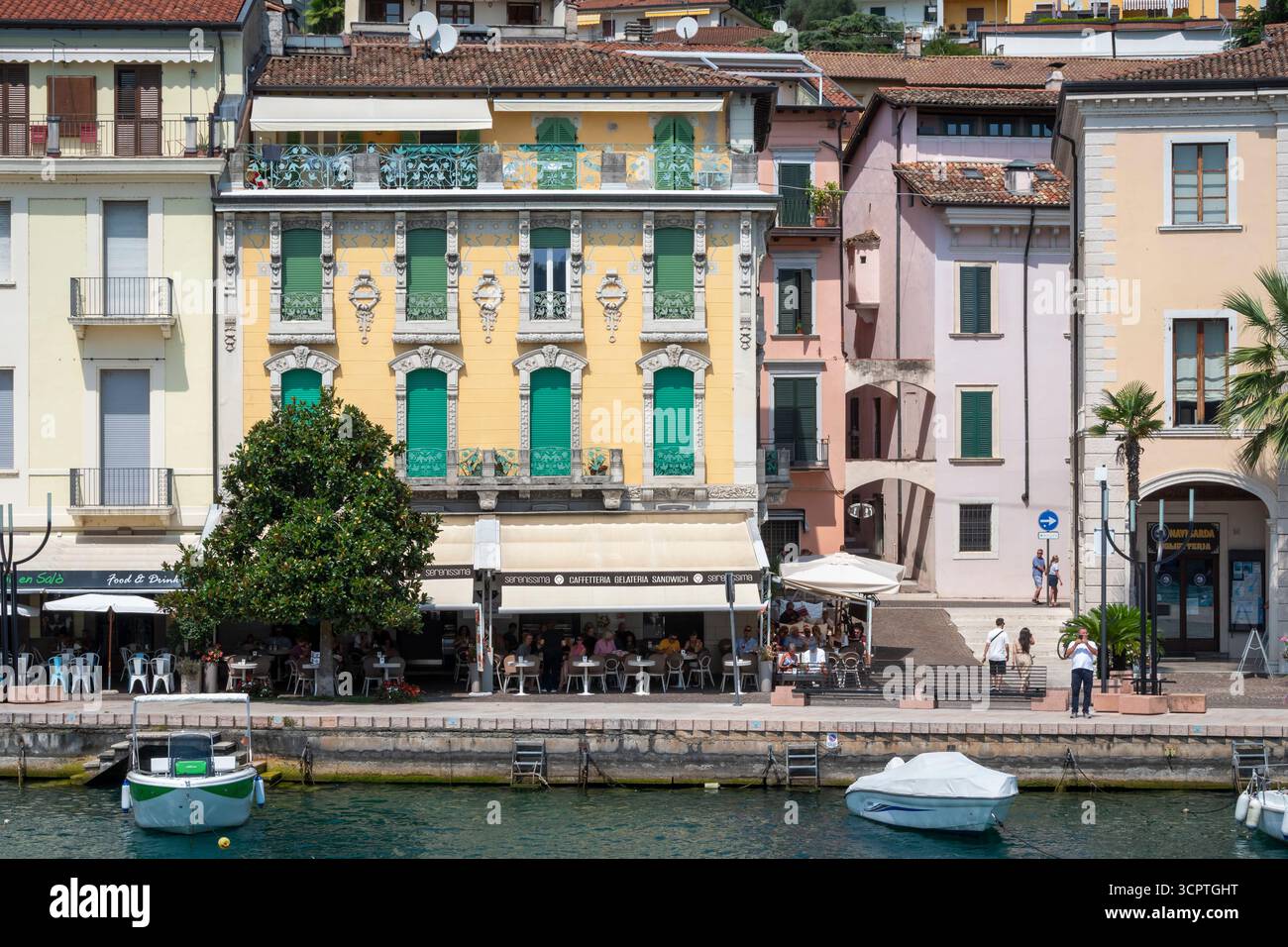 Hôtels et appartements en bord de mer, Salo, Lac de Garde, Vérone, Italie Banque D'Images