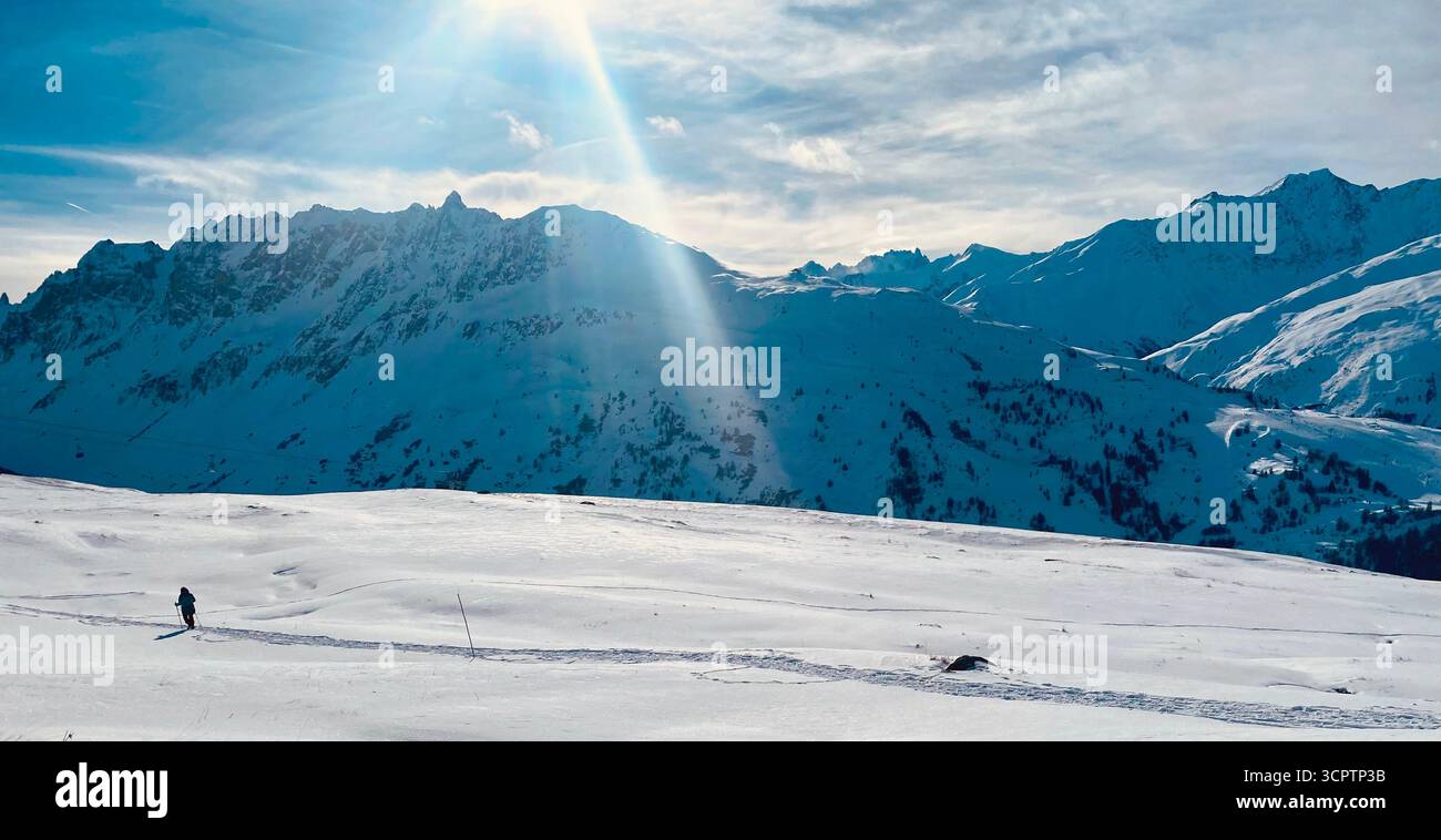 Paysage de montagne enneigé avec Sunbeam et Clear Sky en saison hivernale - Image de stock capturée avec un smartphone