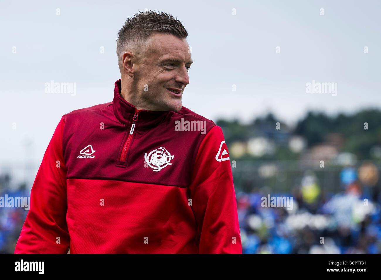 Jamie Vardy de US Cremonese sourit avant le match de football Serie A entre Como 1907 et US Cremonese. Banque D'Images