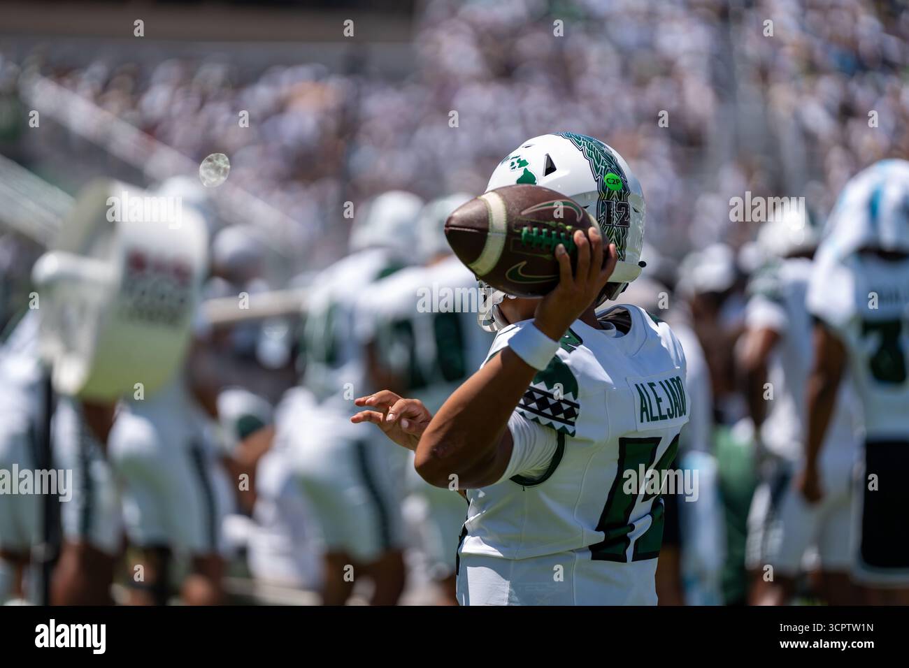 Le QB Micah Alejado se verrouille pendant les échauffements d'avant-match pour le match entre l'Université d'Hawaï et Stanford. Banque D'Images