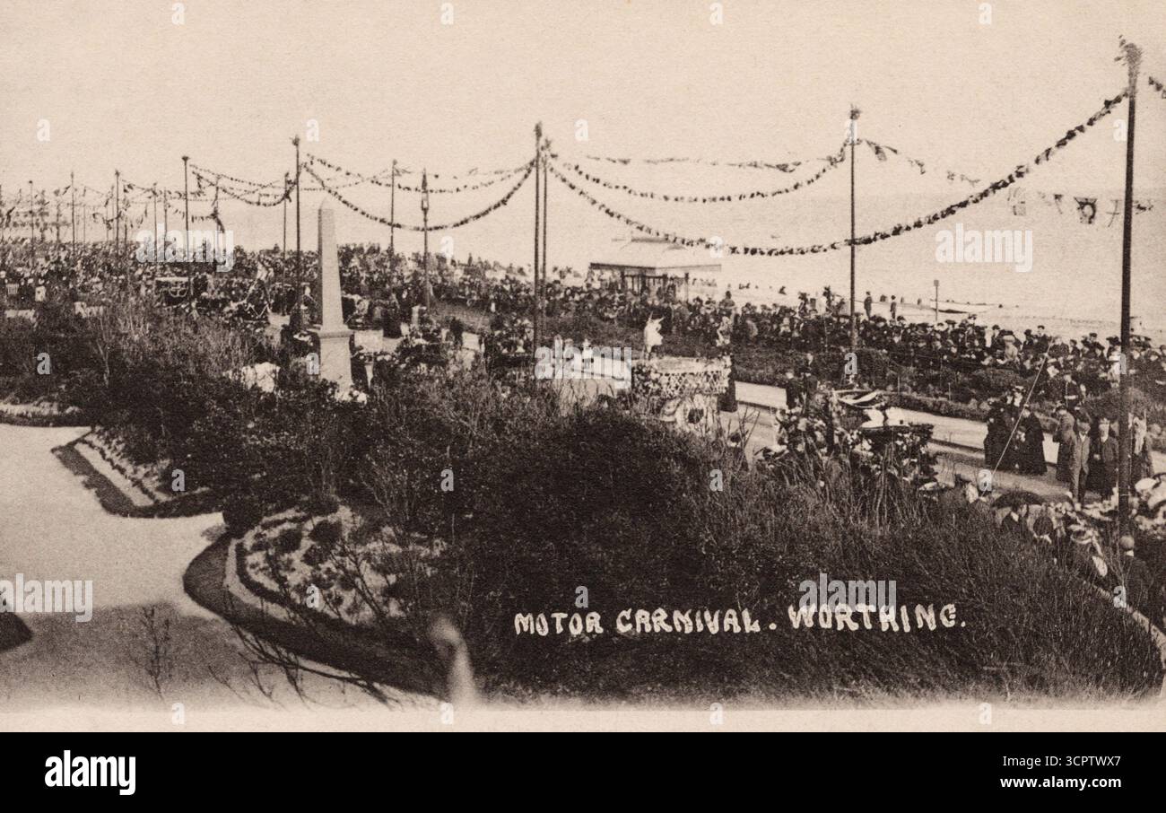 Motor Carnival, Worthing, Angleterre, avec des voitures décorées, des chars de parade, foule nombreuse, promenade en bord de mer et décorations de banderole le long du front de mer. Environ début des années 1900 carte postale. photographe non identifié Banque D'Images