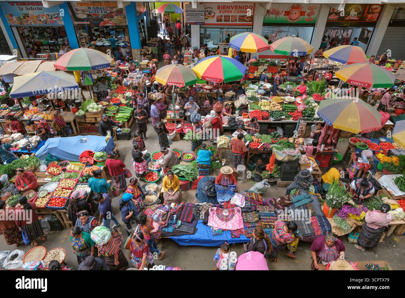 Zunil, Guatemala - 14 juillet 2025 : les gens vendent des légumes sur le marché de gros de Zunil, Quetzaltenango, Guatemala. Banque D'Images