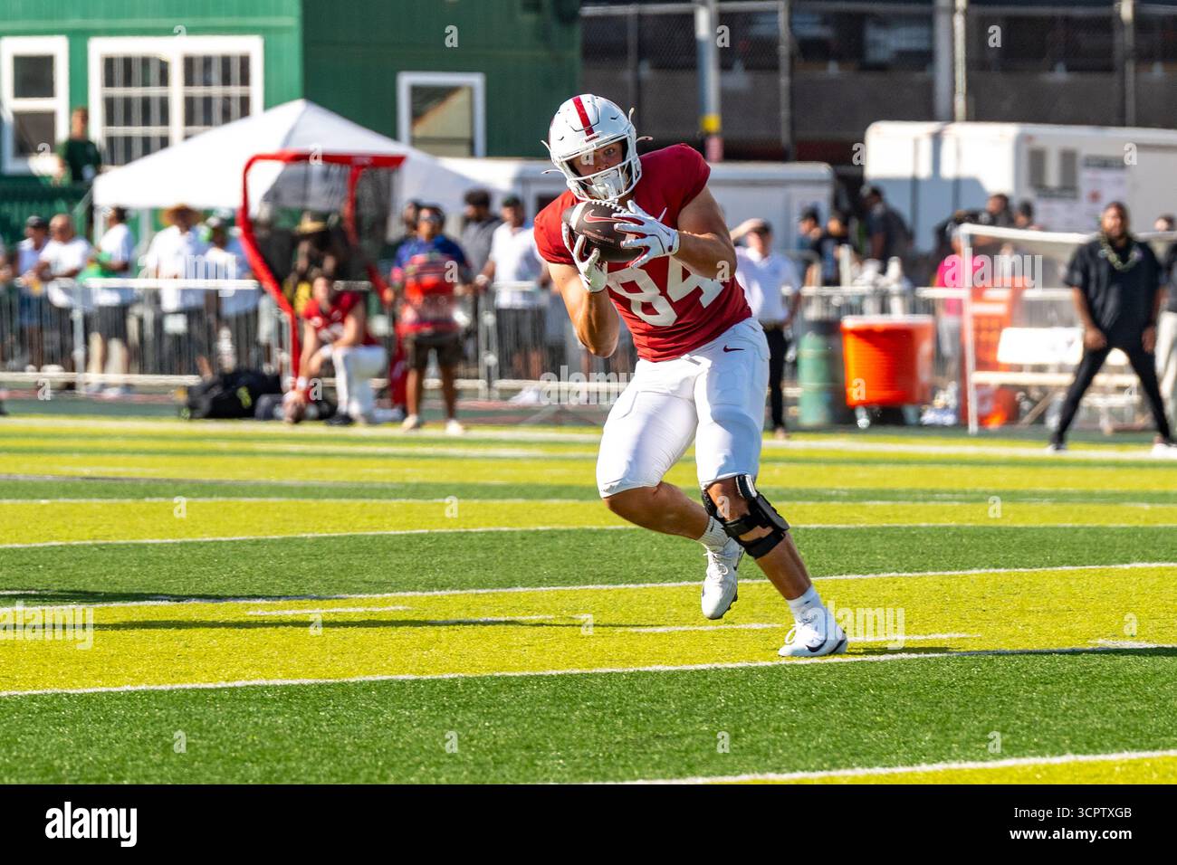 Redshirt sophomore Chico Holt fait une réception de 36 yards pour Stanford, sprint vers la zone d'extrémité avant d'être abattu dans un match clé contre Hawaii. Banque D'Images