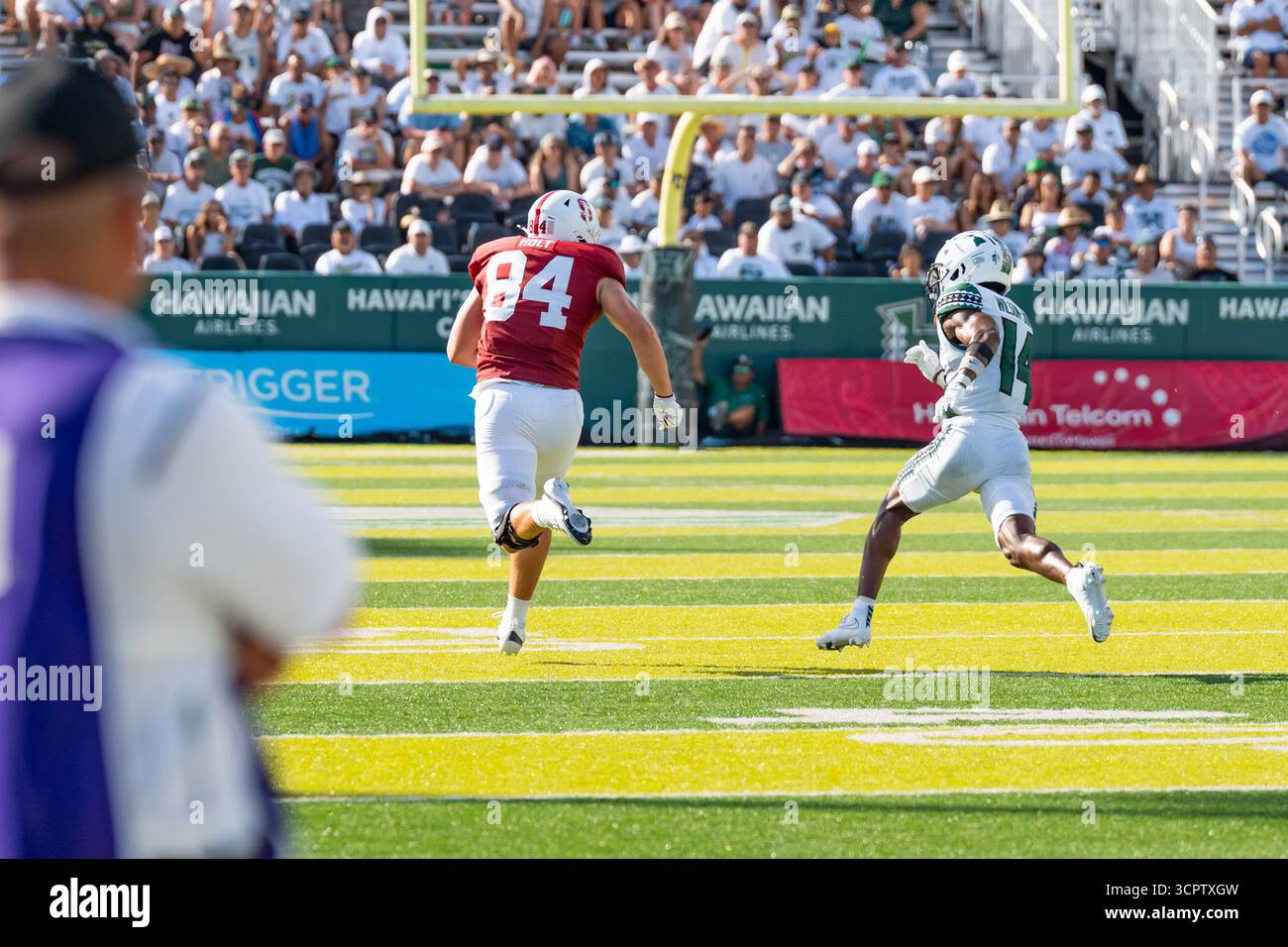 Redshirt sophomore Chico Holt fait une réception de 36 yards pour Stanford, sprint vers la zone d'extrémité avant d'être abattu dans un match clé contre Hawaii. Banque D'Images