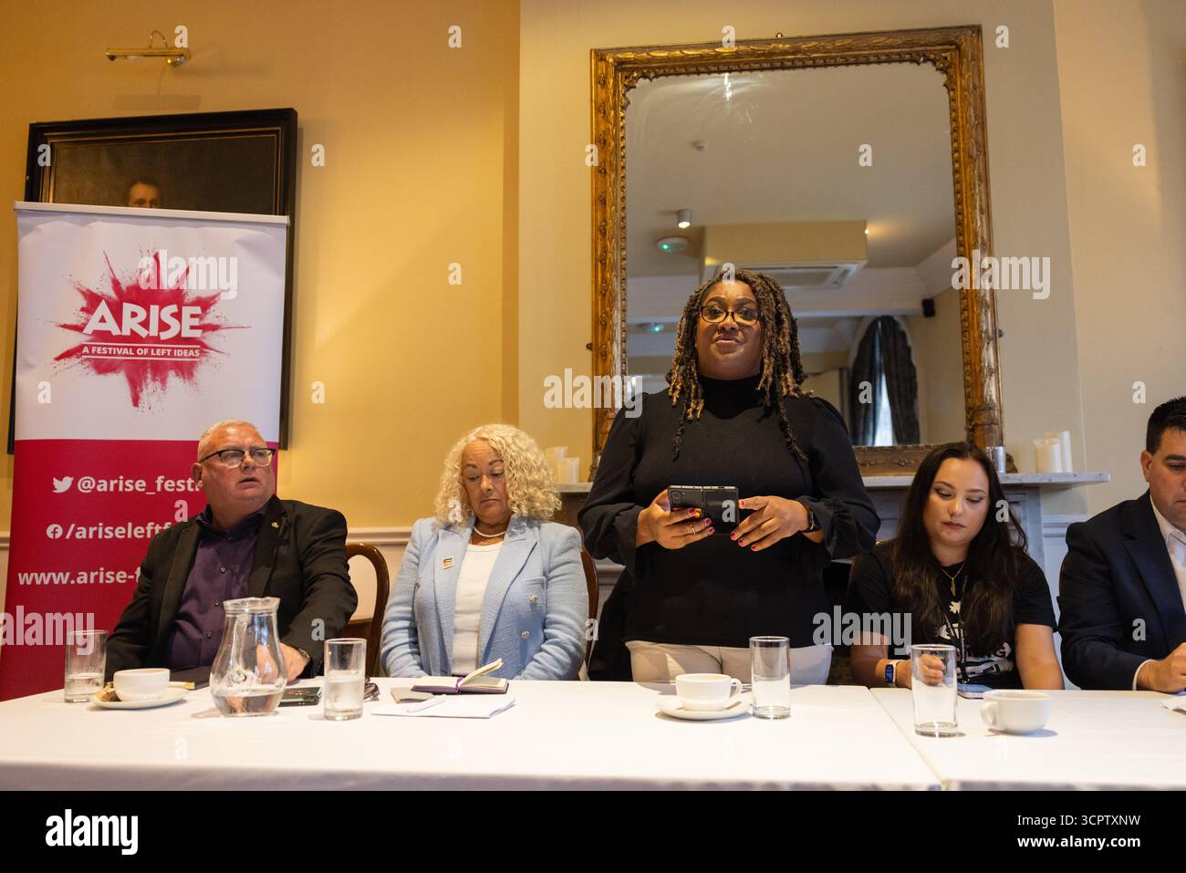 Liverpool, Royaume-Uni. 27 SEP, 2025. Bell Ribeiro-Addy, députée travailliste de Clapham et Brixton Hill, prend la parole lors du rassemblement « Palestine - The Defining issue of our Time » à l'hôtel Racquet club dans le cadre d'un événement Fringe de la conférence du Parti travailliste. Crédit Milo Chandler/Alamy Live News Banque D'Images