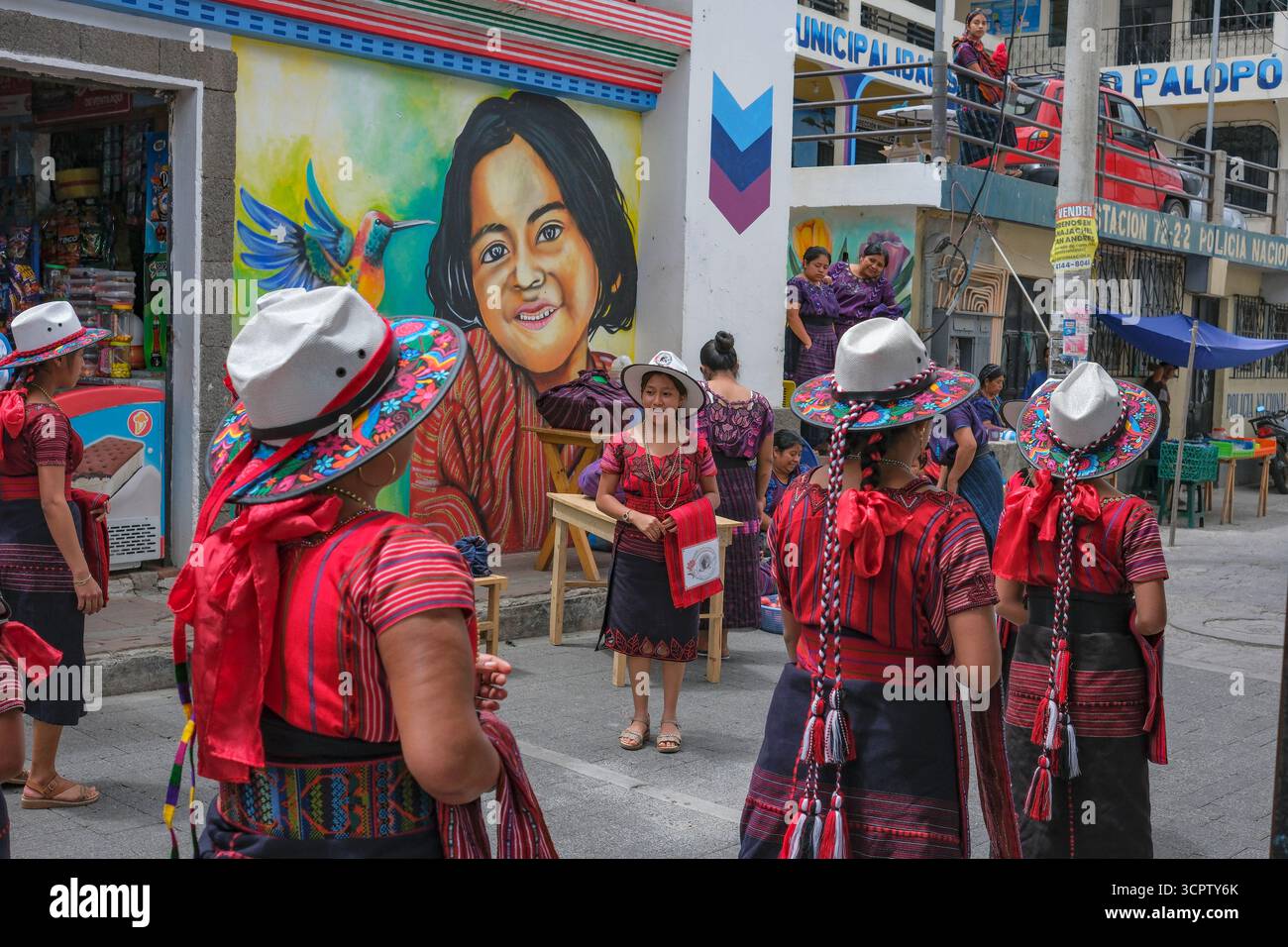 San Antonio Palopo, Guatemala - 19 juillet 2025 : femmes en vêtements traditionnels près du marché de San Antonio Palopo, Guatemala. Banque D'Images